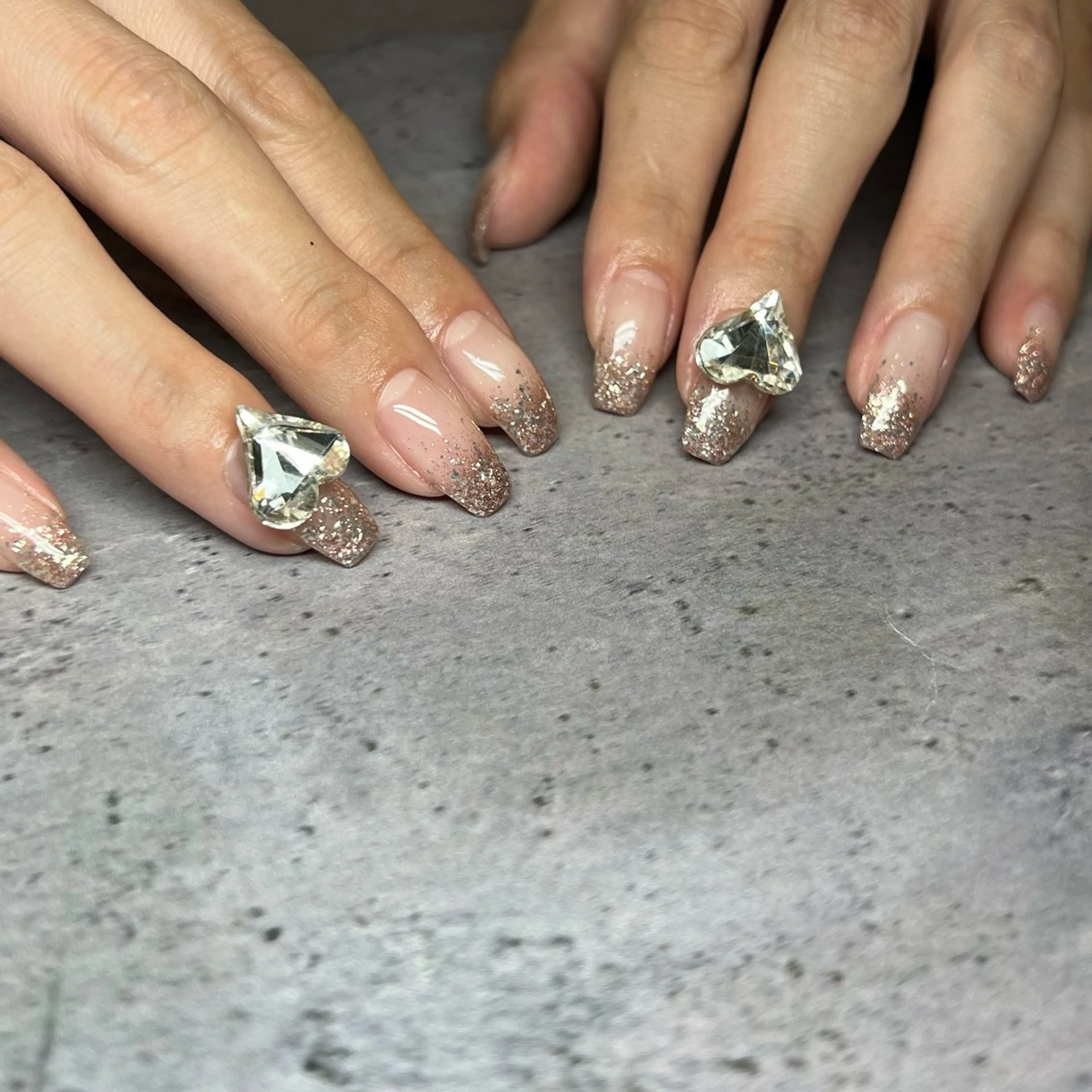 ネイル ゴールド グラデーション ピンク ハンドネイル 𝐫𝐚𝐢 𝐧𝐚𝐢𝐥のネイルデザイン