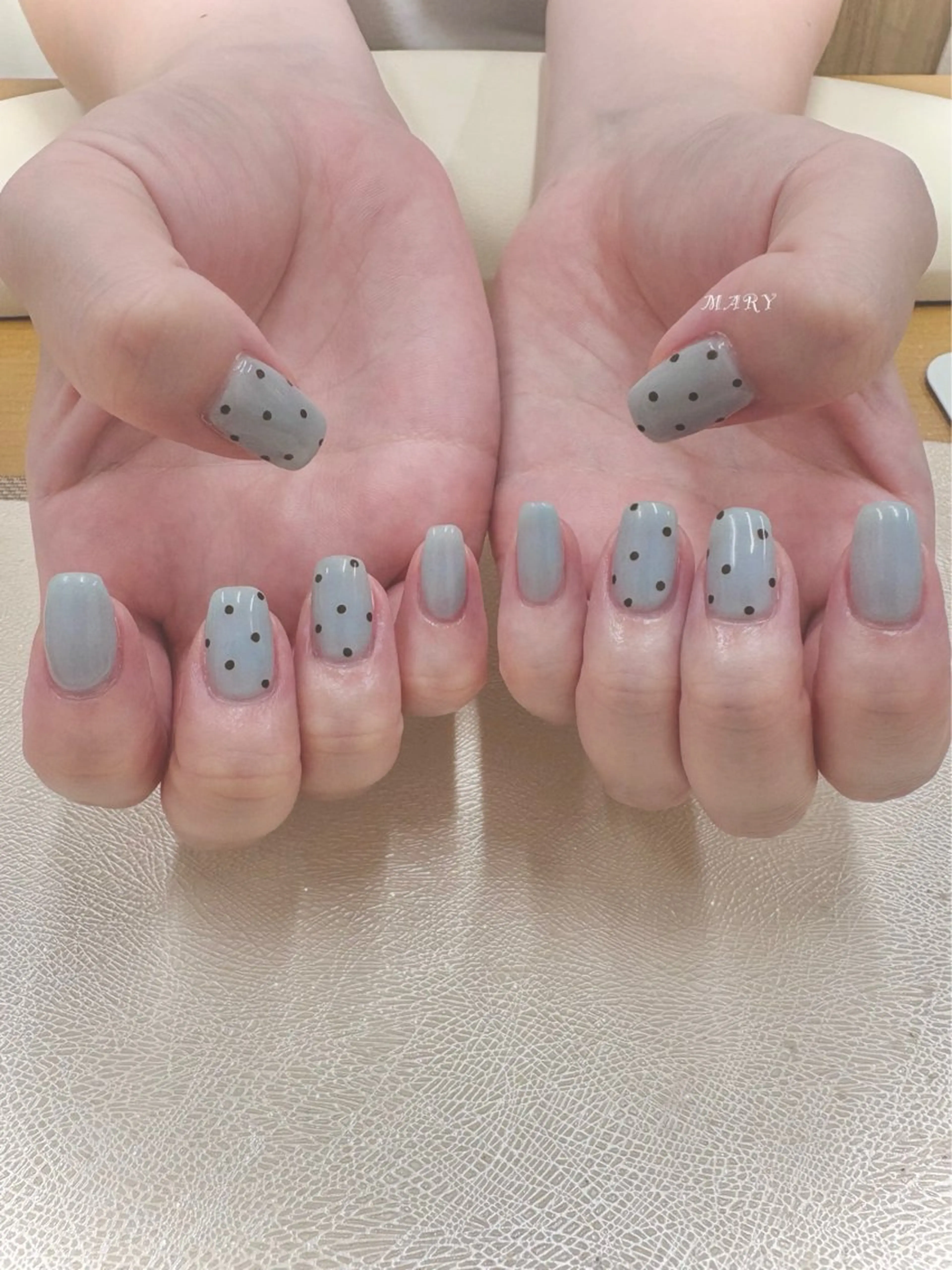 ネイル ドット 水色 ニュアンスネイル ワンカラーネイル スクエアネイル ハンドネイル Mary nail所属・Mary nail .narumiのネイルデザイン