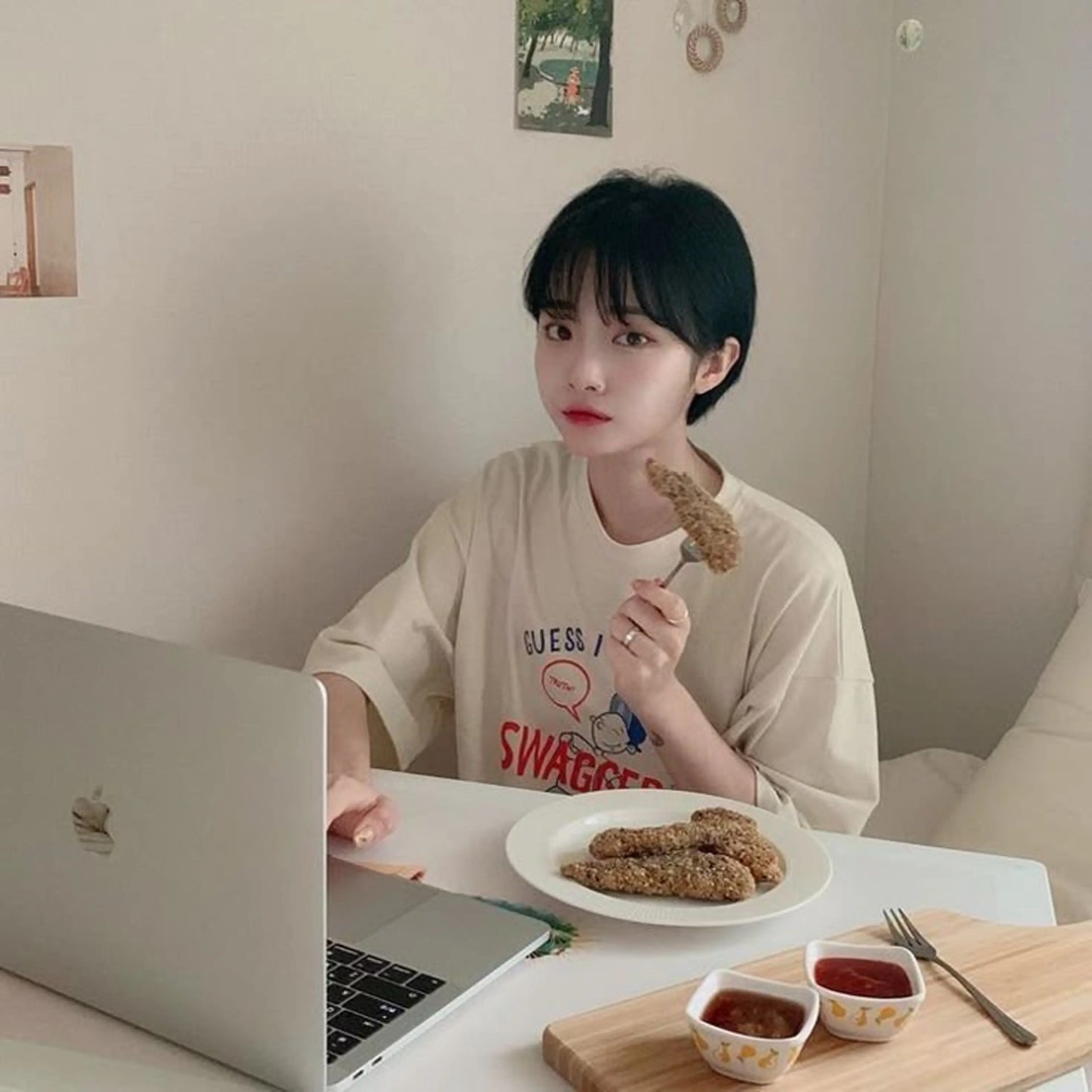 ショート 曲がる縮毛矯正 センターパートのヘアスタイル