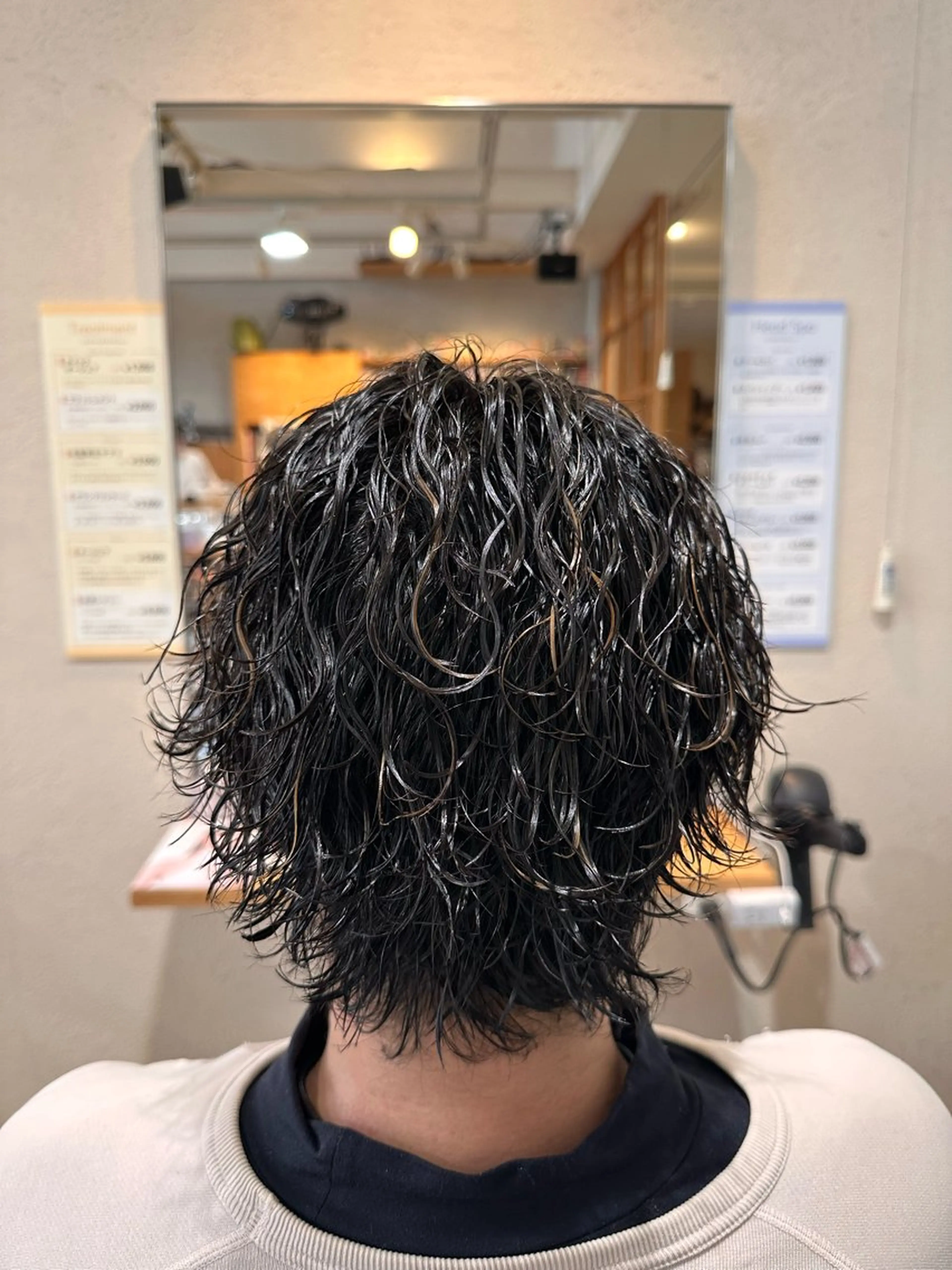 ミディアム パーマ メンズ ミディアムパーマ メンズパーマ ツイストスパイラルパーマ 波巻きパーマ スパイラルパーマ カット パーマ men's quru.所属・🔥KOSEI🔥 波巻き/ツイスパのヘアスタイル