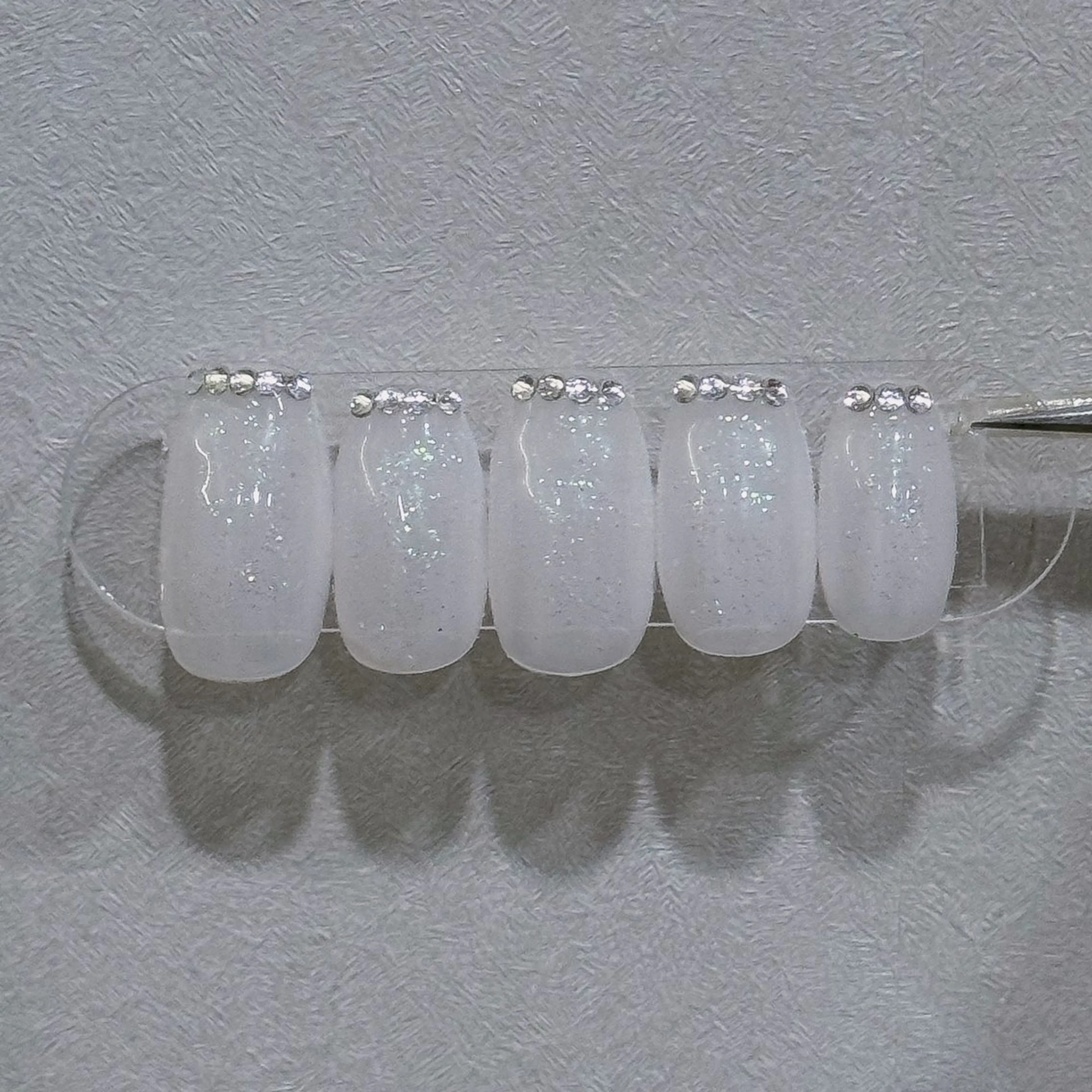 ネイル オーロラネイル フレンチネイル ラメ(グリッター) ストーンネイル ホワイト ハンドネイル 韓国ネイル/ワンホン ネイル🎀表参道3分のネイルデザイン