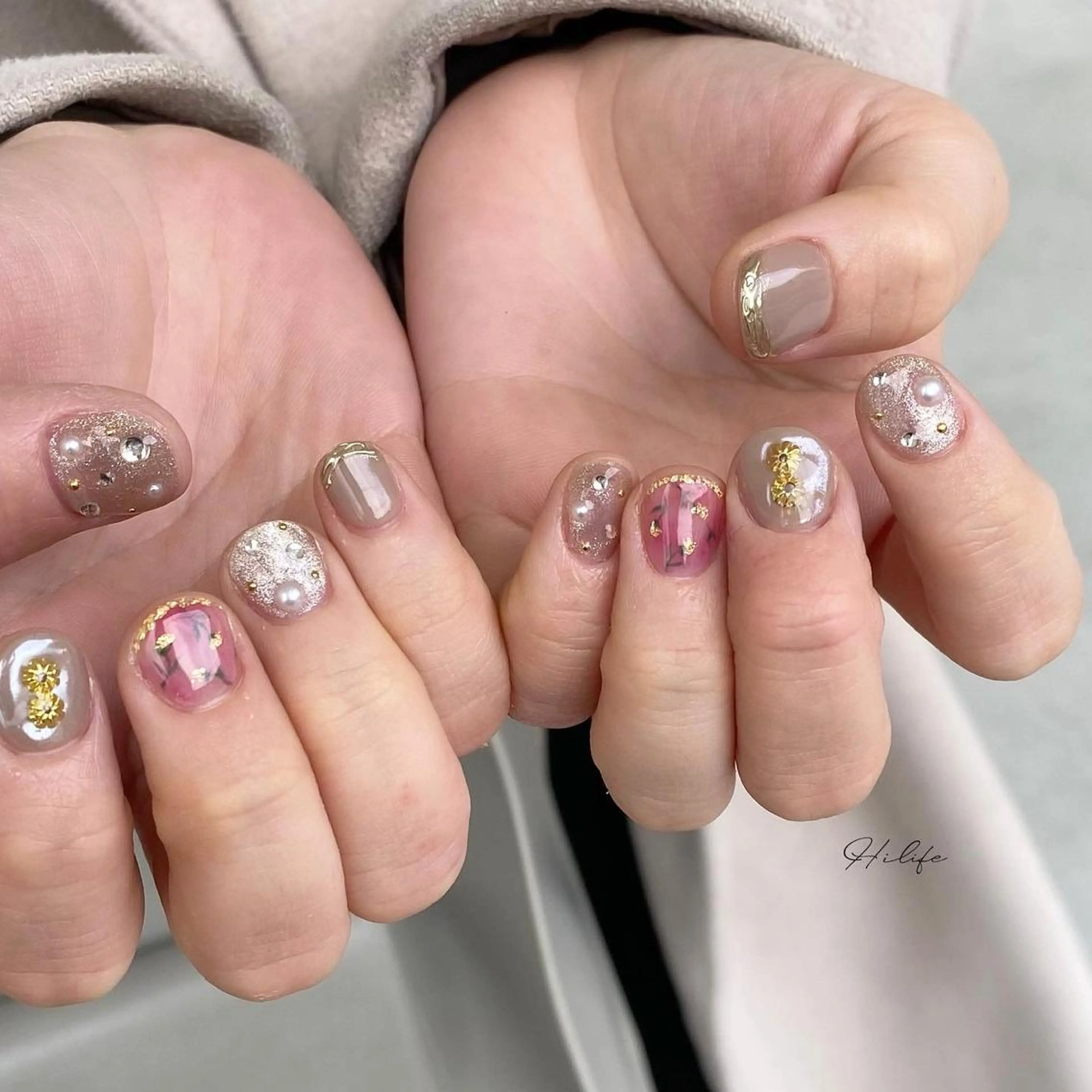 ネイル ゴールド キラキラネイル ネイルチップ ハンドネイル Nail Adore.のネイルデザイン