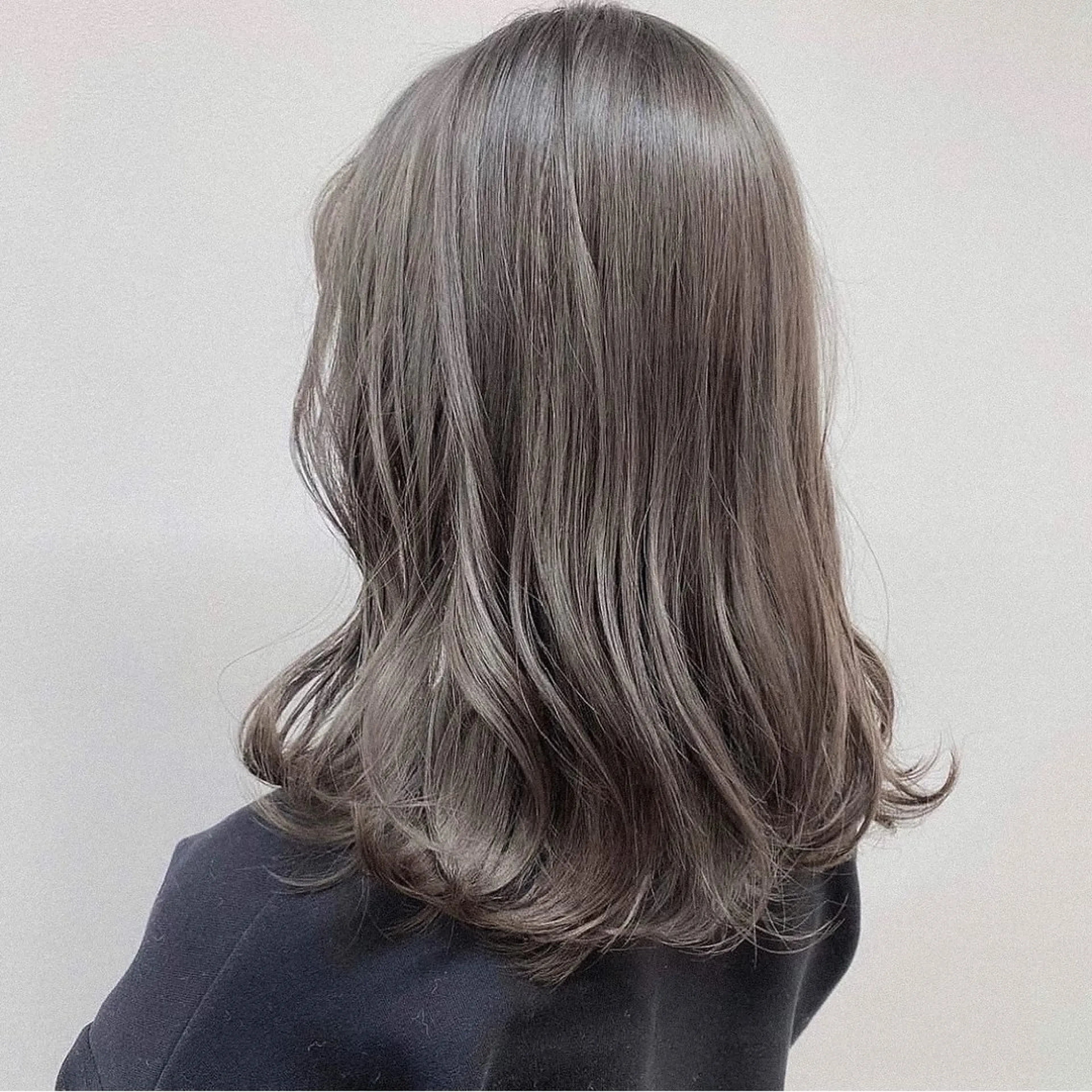 ミディアム カラー ベージュカラー グレージュ ミルクティーベージュ ミルクティーグレージュ シルバー 落合 美穂のヘアスタイル