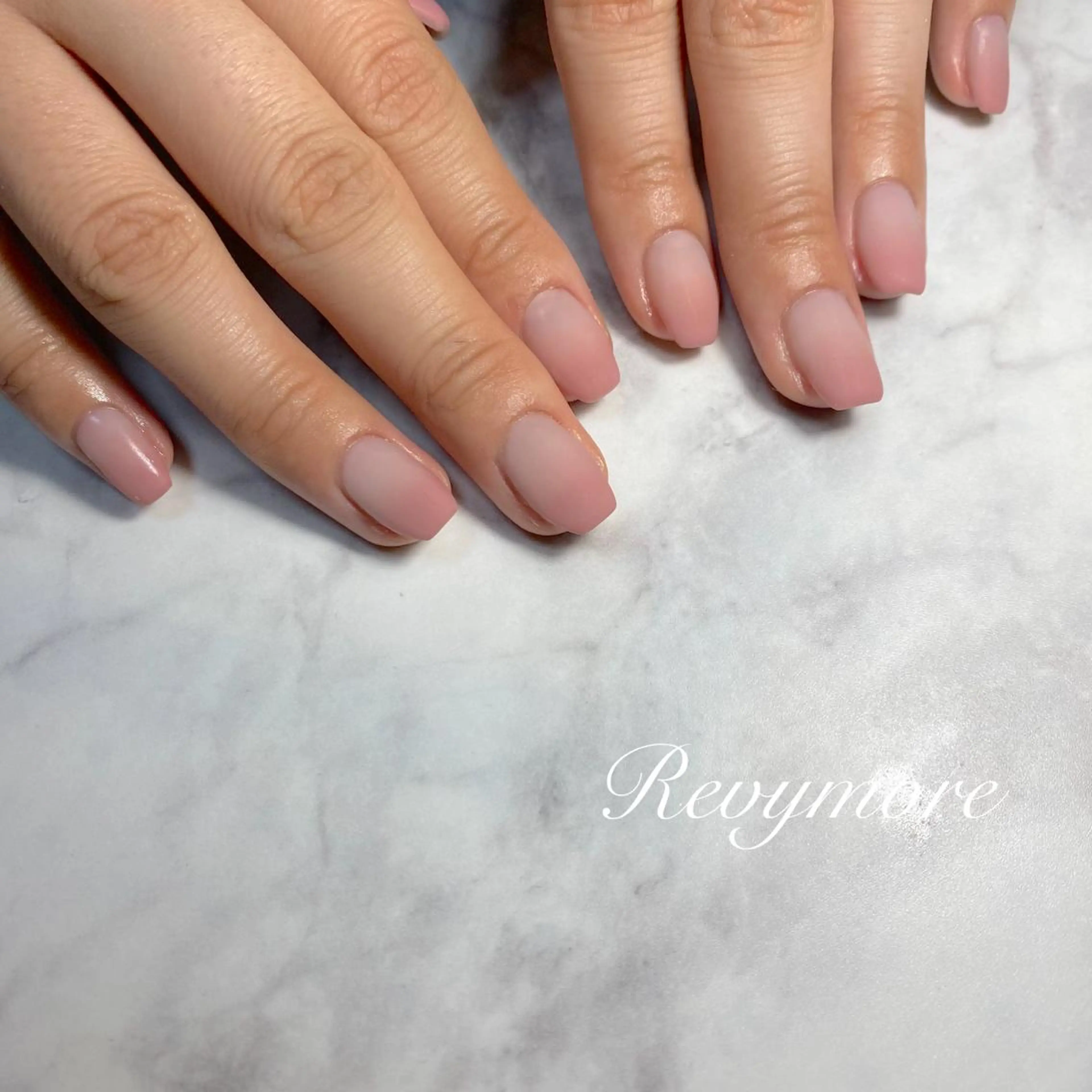 ミディアム ネイル 韓国風ヘア ジェルネイル キラキラネイル 韓国ネイル マットネイル nail salon Revymoreのネイルデザイン