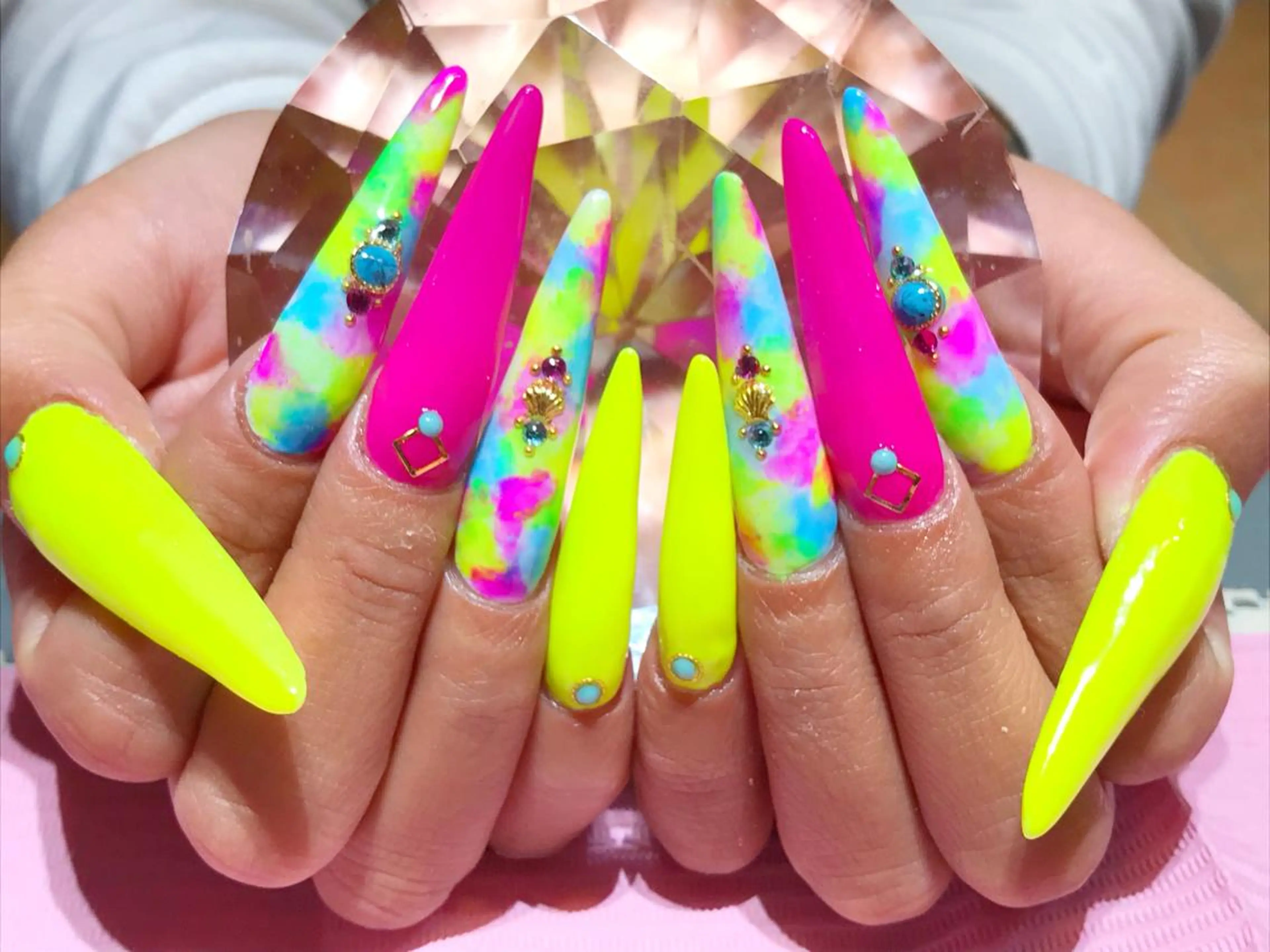 ネイル ロングネイル スカルプネイル ストーンネイル スーパーロングネイル YUN 💅のネイルデザイン