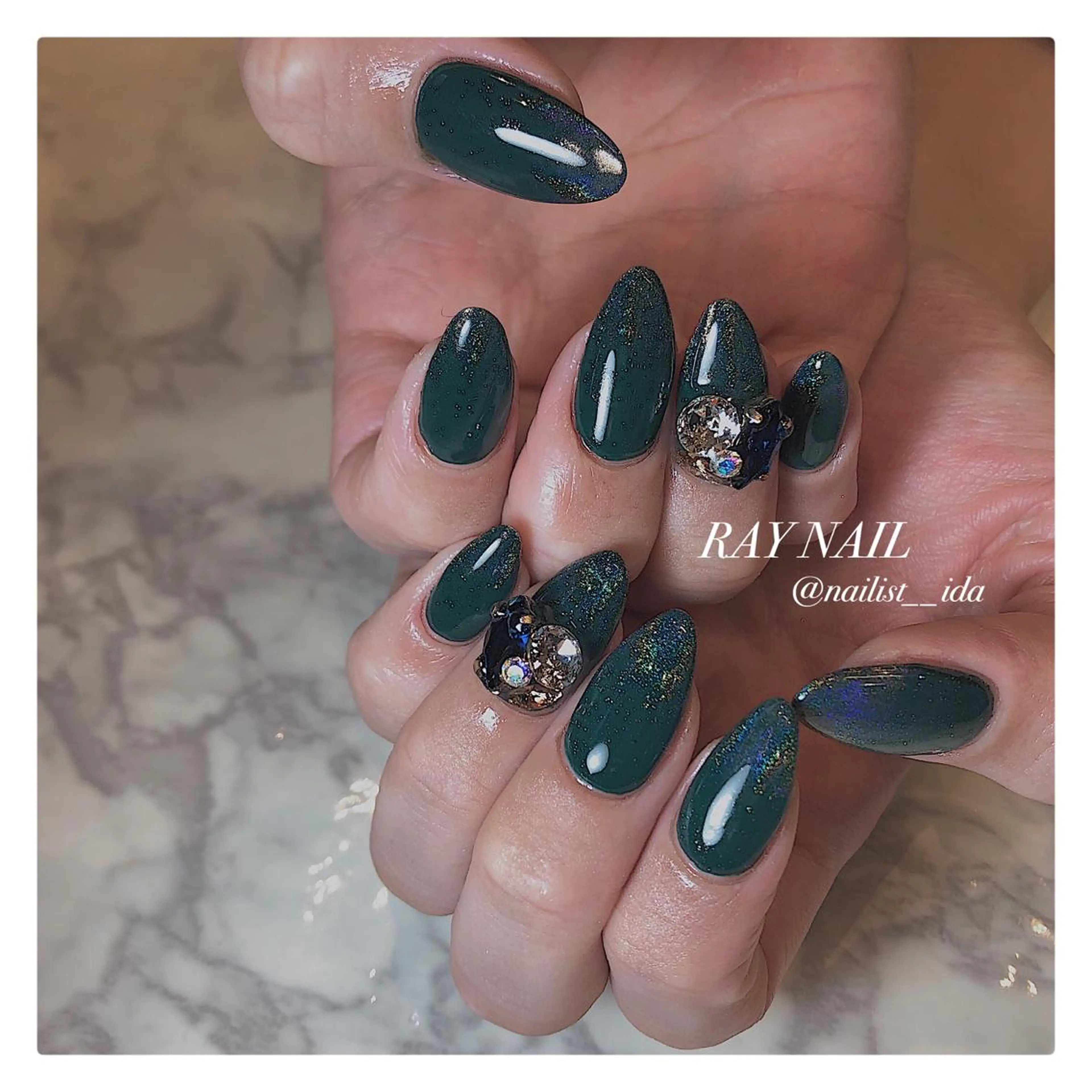 ネイル ストーンネイル Arowa 伊田のネイルデザイン