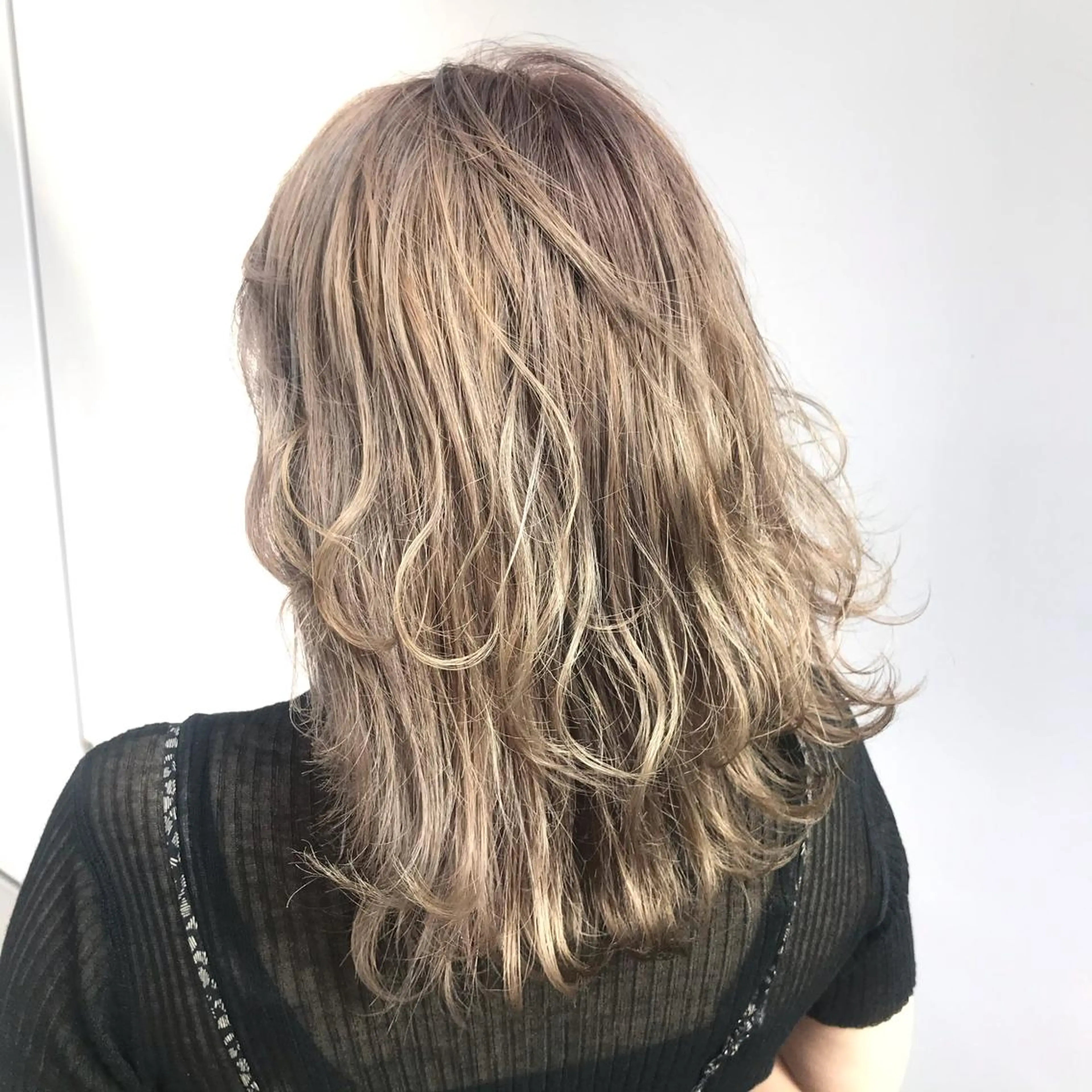 ミディアム SALOWIN 表参道FLAT店所属・トップスタイリスト澤 奈緒美のヘアスタイル