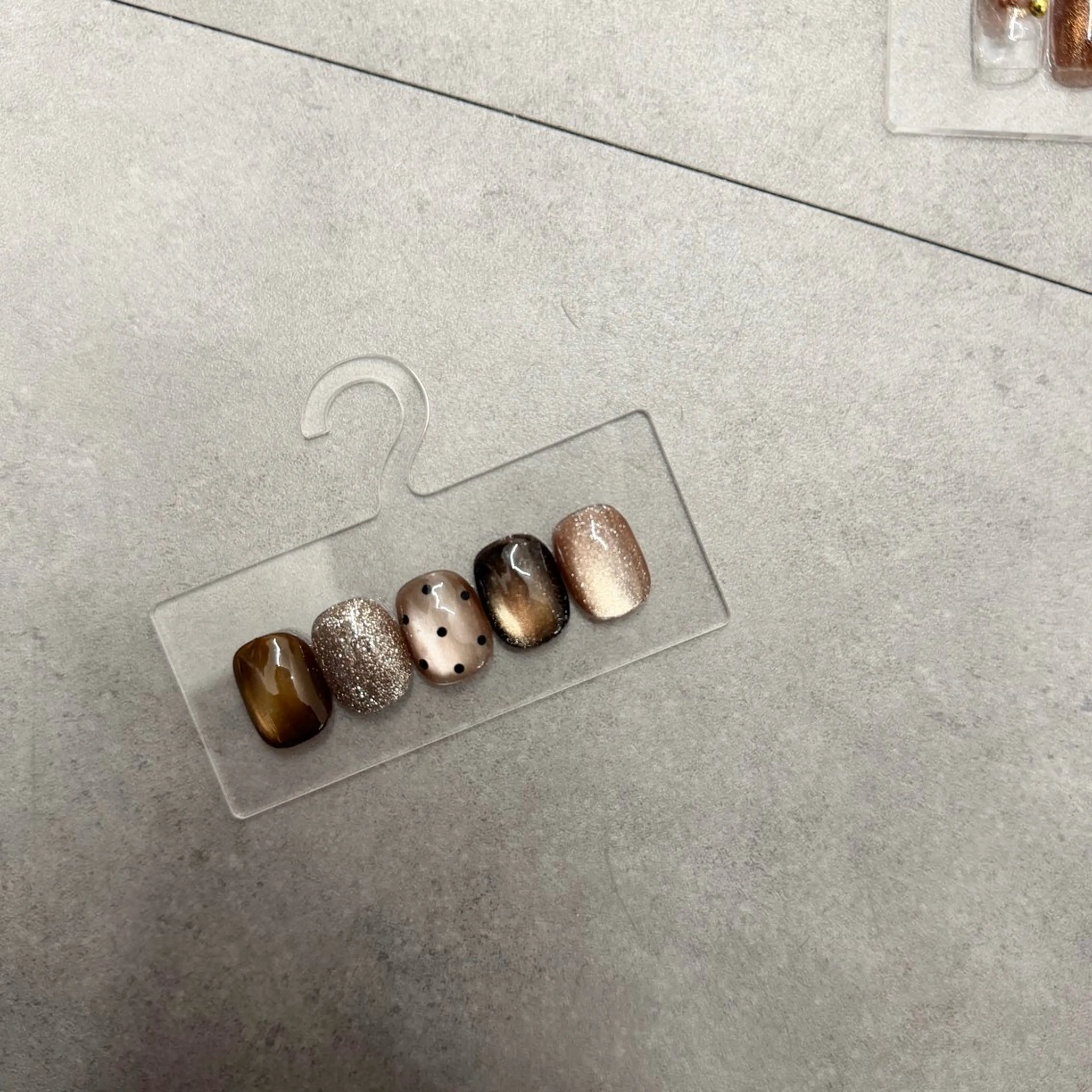 ネイル ドット ジェルネイル キラキラネイル マグネットネイル ニュアンスネイル ハンドネイル ハンドケア Bana_ Nailのネイルデザイン