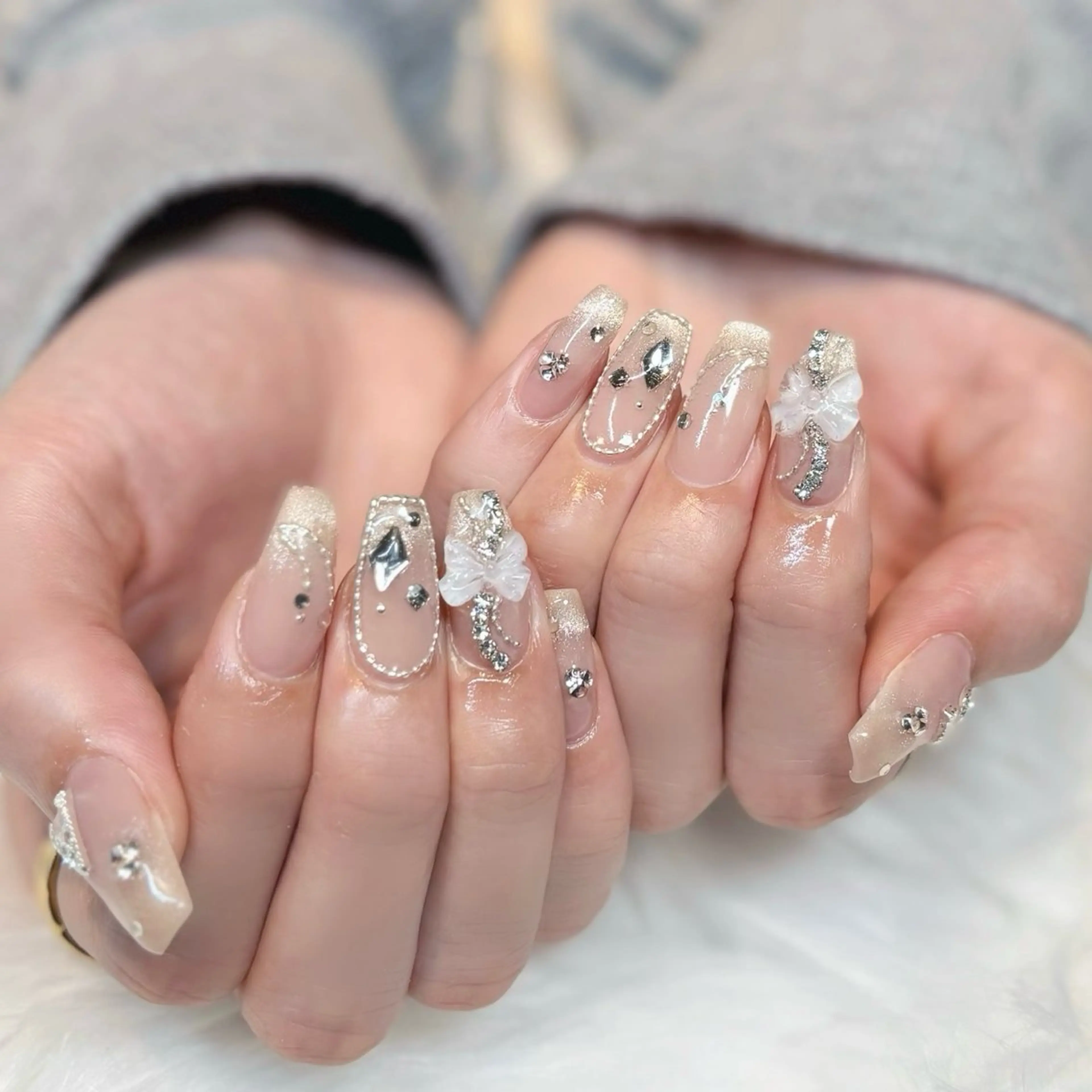 ネイル フレンチネイル キラキラネイル マグネットネイル マグネットフレンチ リボン ぷりゅねる 心斎橋のネイルデザイン