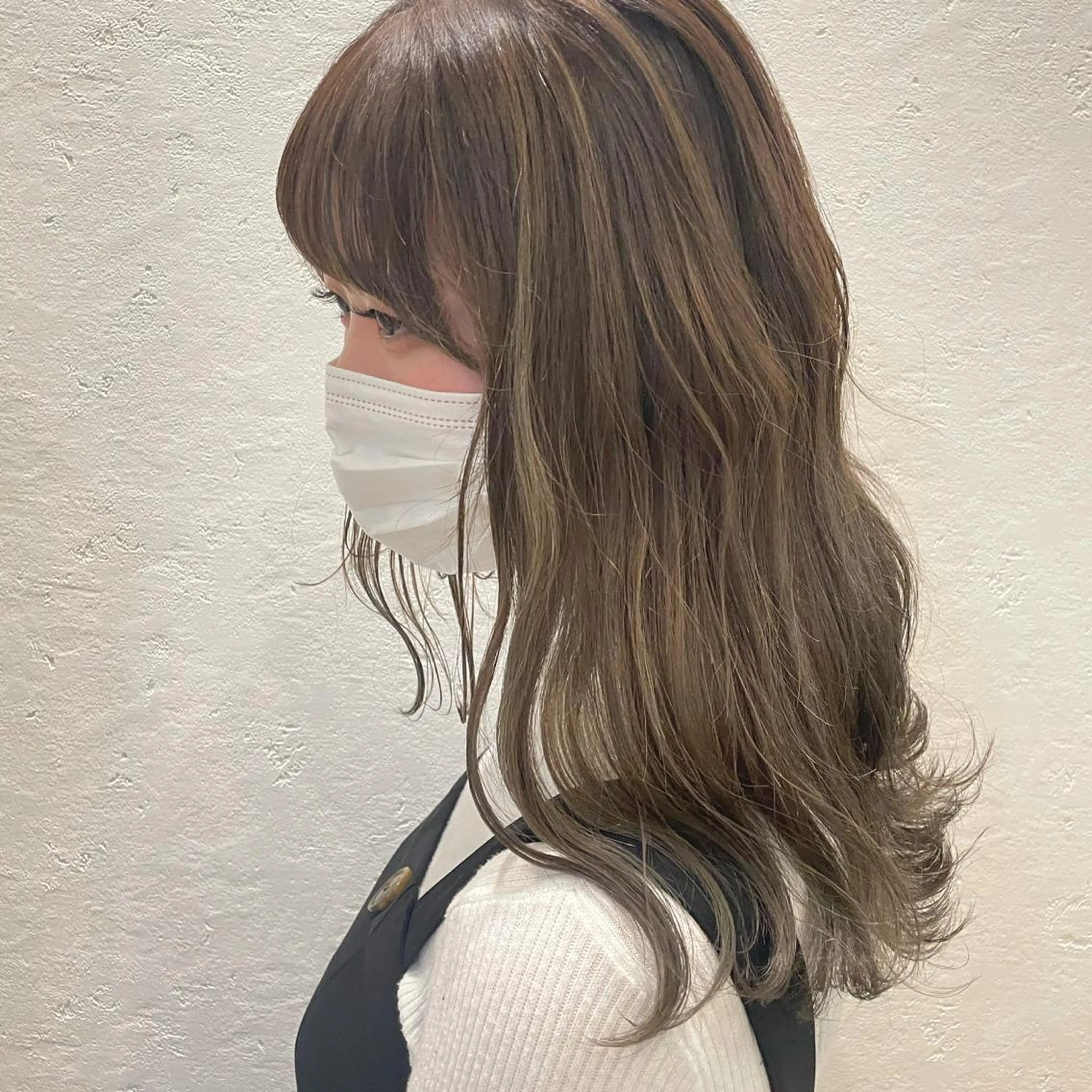 ロング ブリーチなしベージュ カラー佐藤華厘のヘアスタイル
