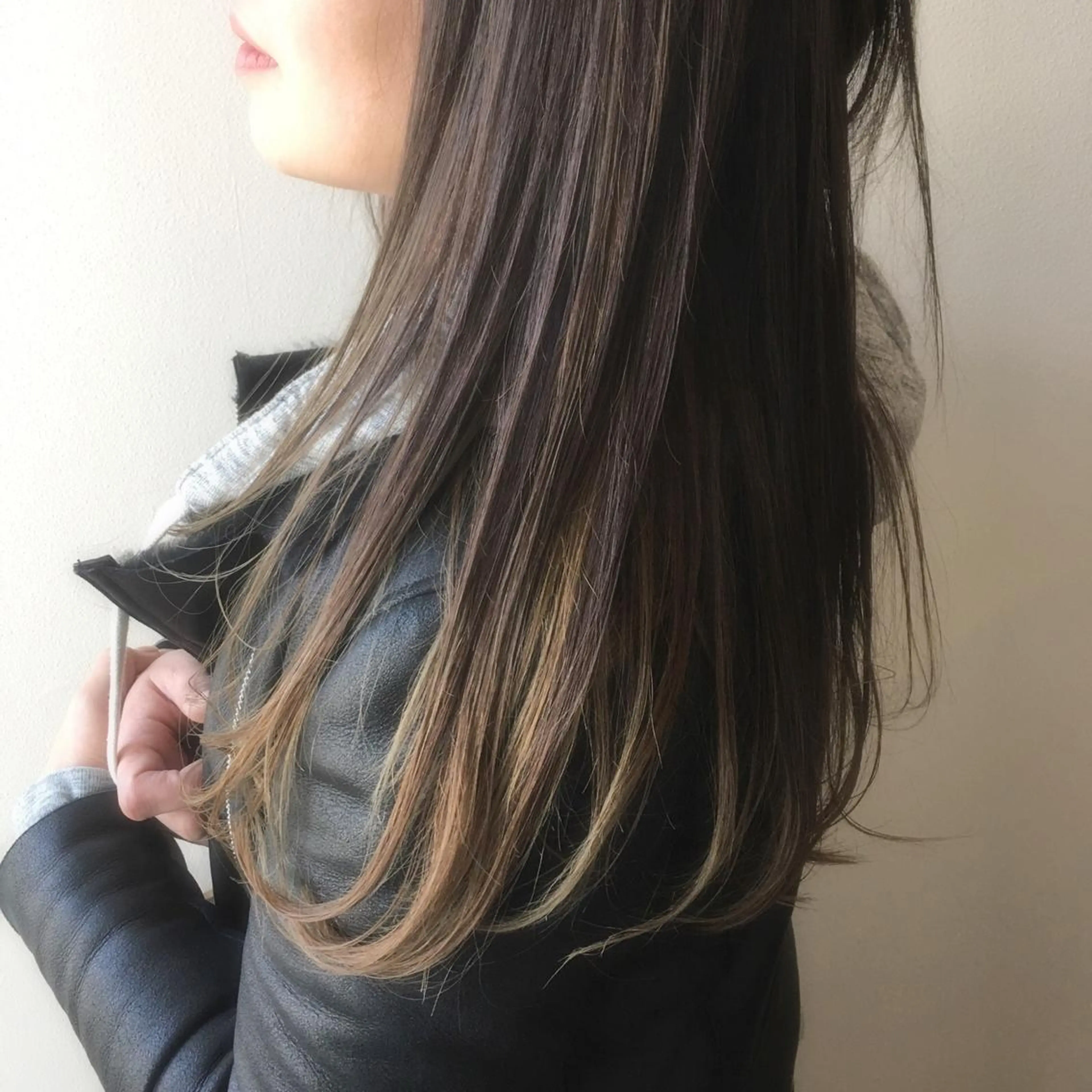 ロング カラー ダークグレー ダークグレージュ グレージュ ハイライトカラー ハイライト ヘアカラー トリートメント 江藤 星史のヘアスタイル