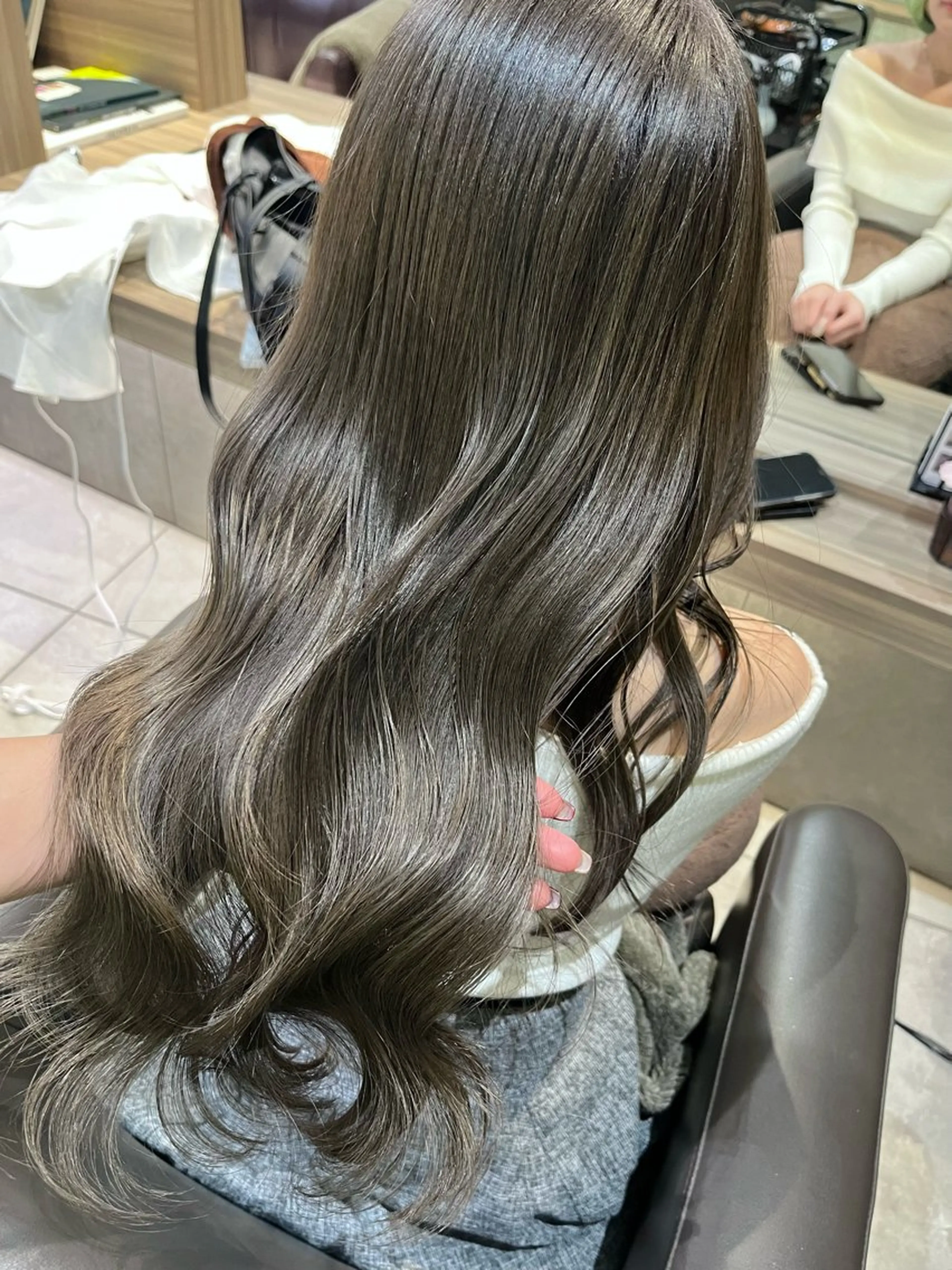 ロング カラー グレージュ オリーブグレージュ オリーブグレー 川越 輝梨奈のヘアスタイル