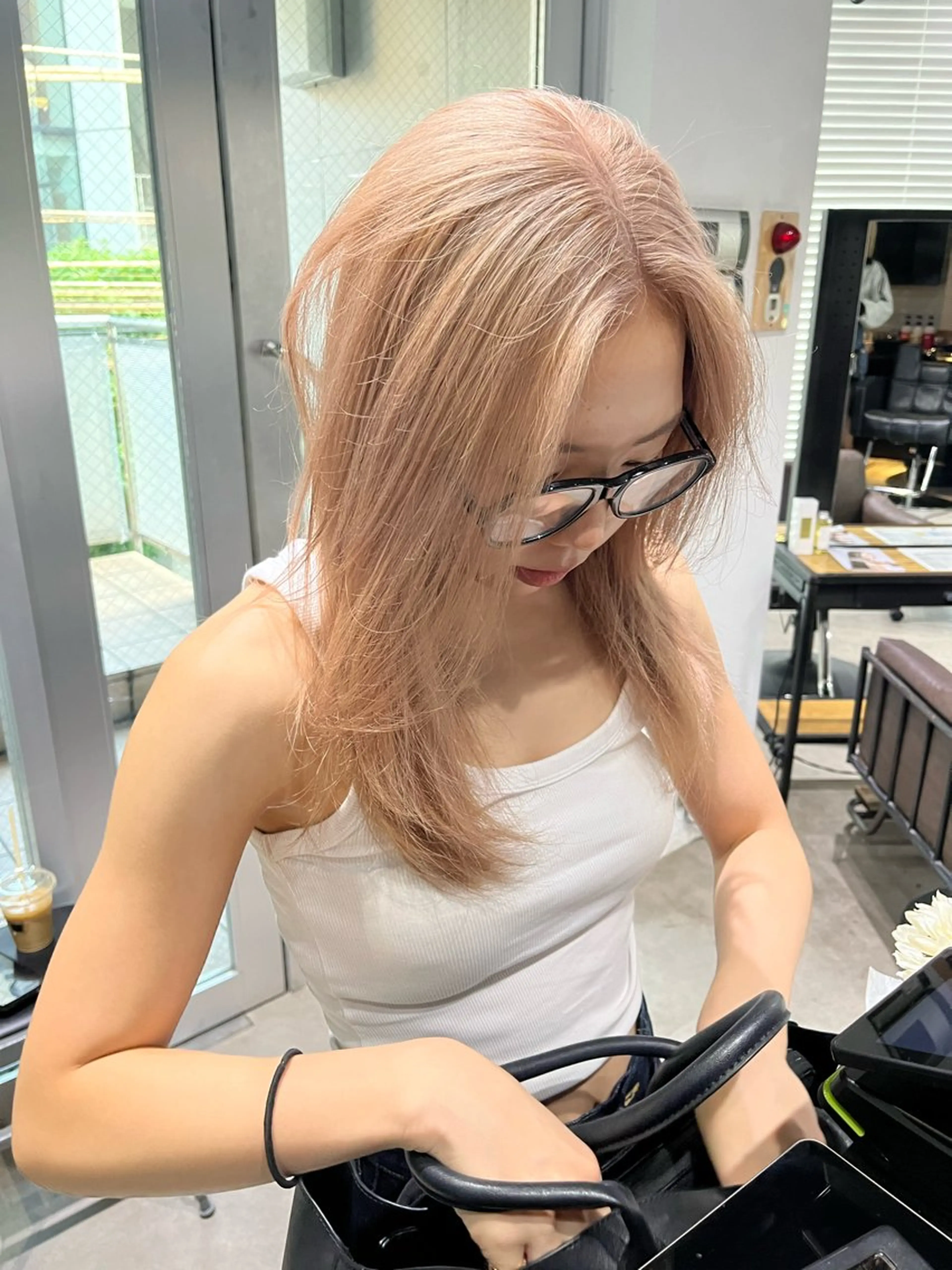 ロング カラー ベージュカラー ミルクティーベージュ ピンクカラー ピンクベージュ レイヤーカット カット ヘアカラー トリートメント ミルクティーベージュ ブリーチ　店長　清水のヘアスタイル