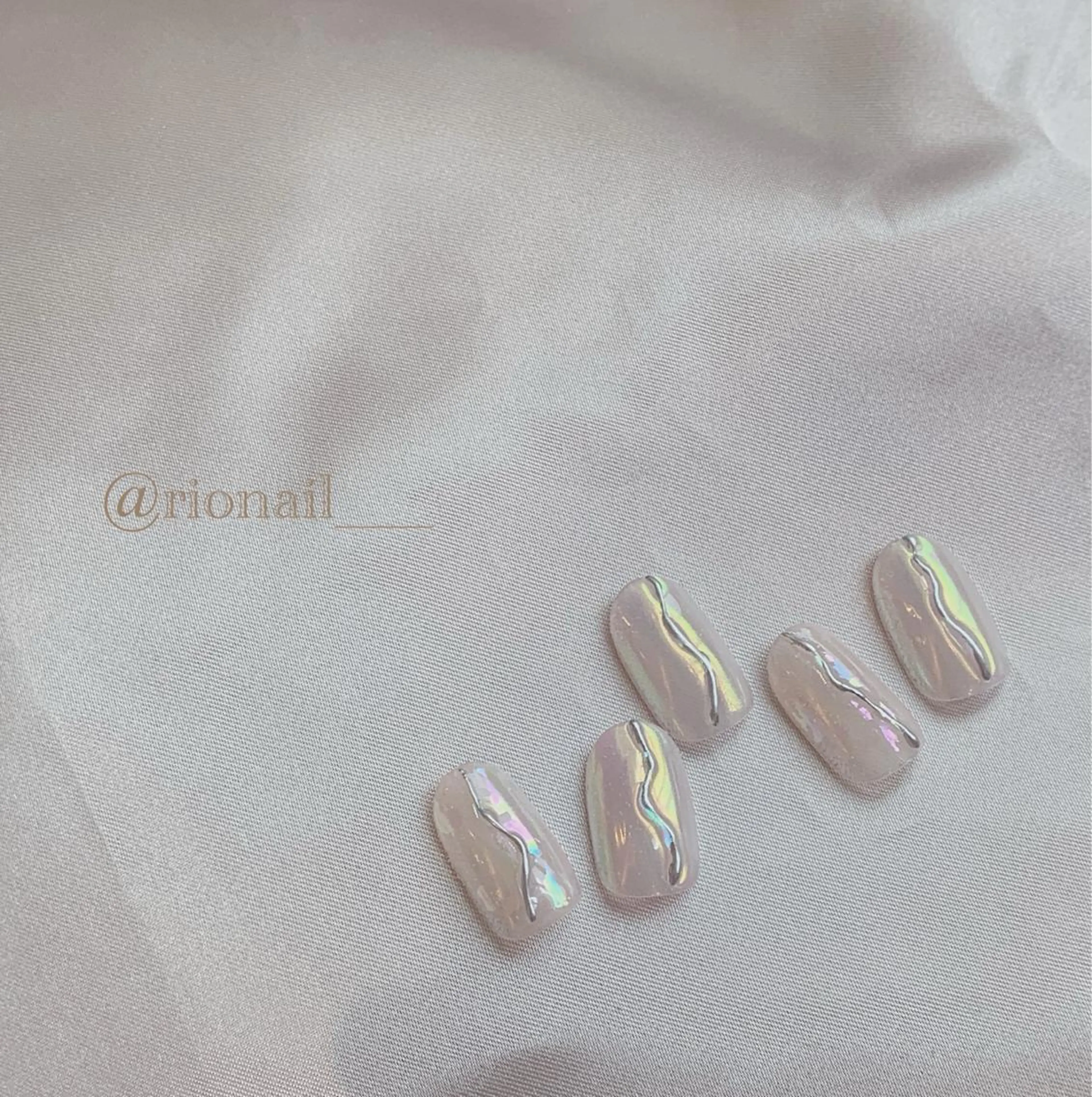 ネイル オーロラネイル 𝘙𝘪𝘰𝘯𝘢 ...🕯🤍のネイルデザイン