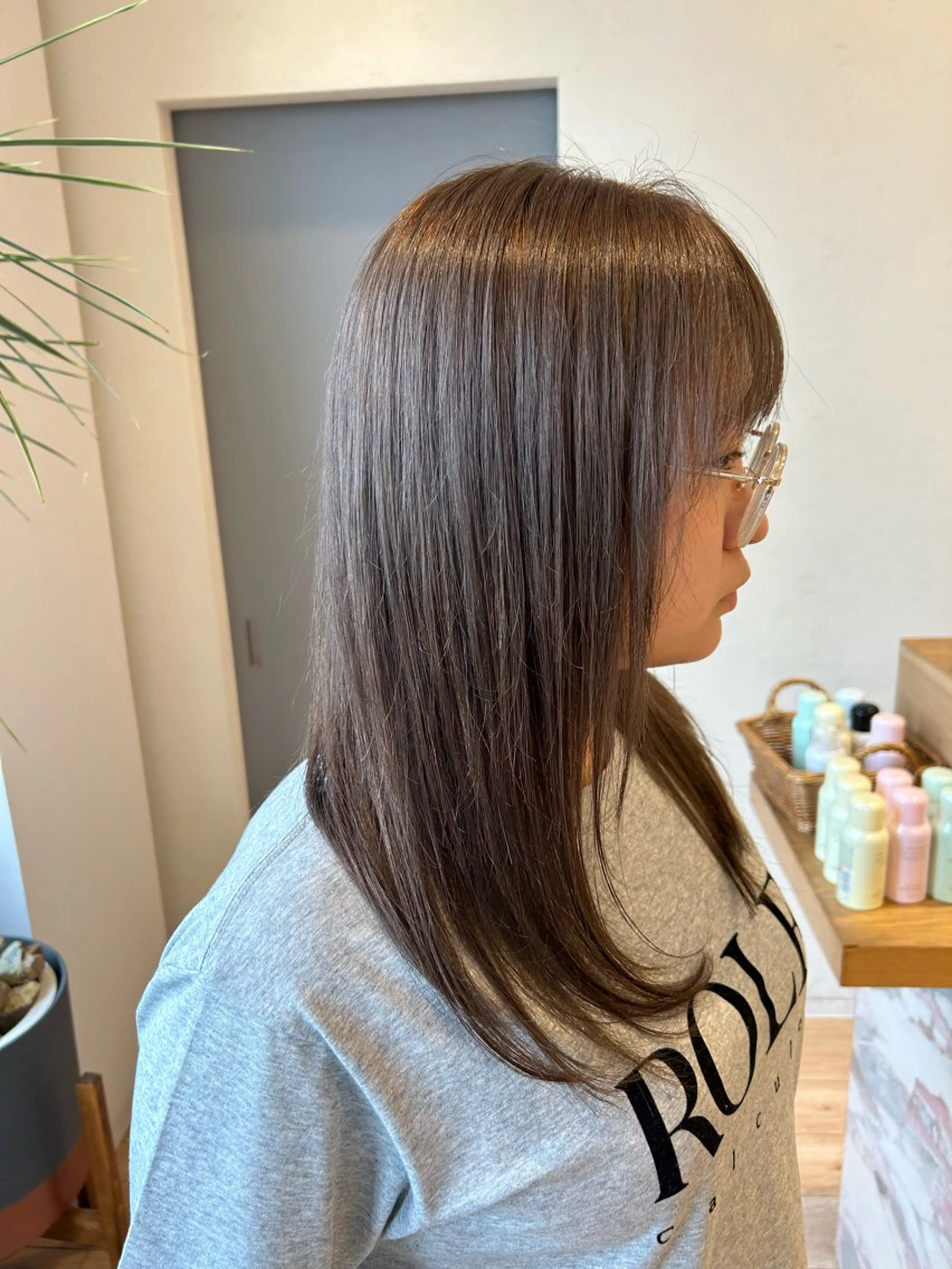 セミロング カラー ブリーチ 透明感カラー グレージュ ヘアカラー 田中 紫苑のヘアスタイル