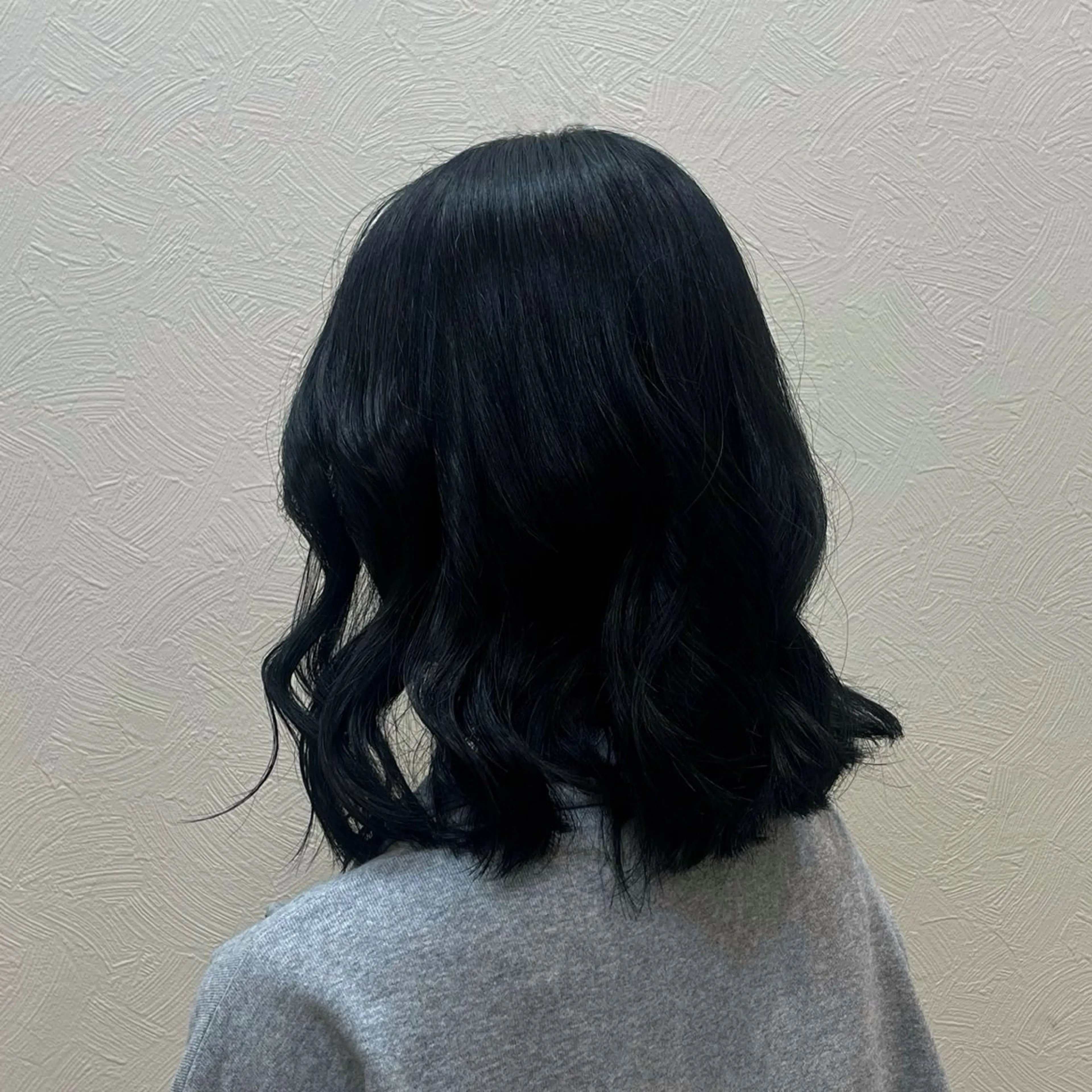 ミディアム カラー 黒髪 ブリーチ ブルーカラー ブルーブラック ブリーチなしカラー パーマ 鎌田 流沙奈のヘアスタイル