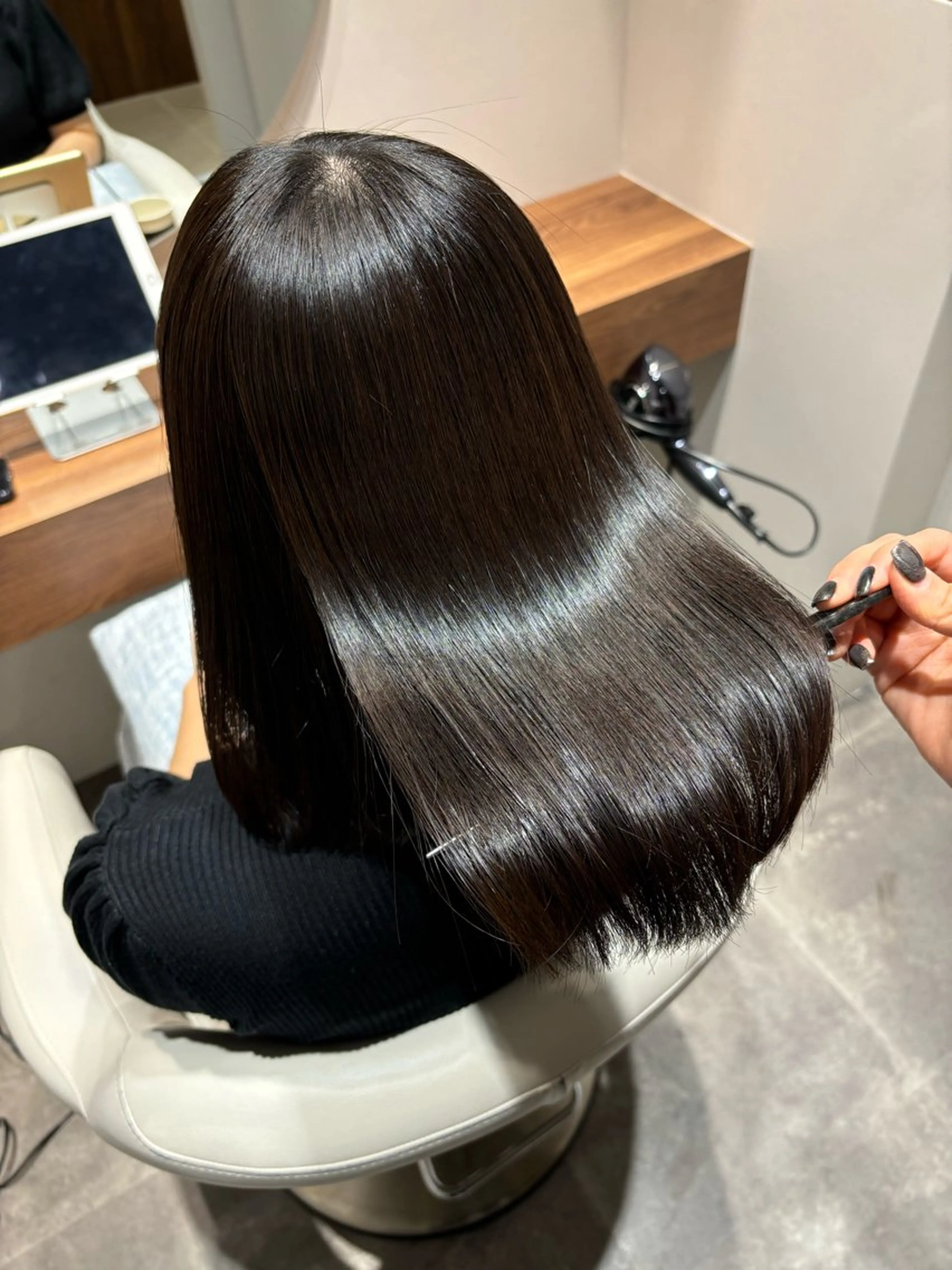 ミディアム カット 縮毛矯正 トリートメント 美髪ヘア 🤍erikaのヘアスタイル