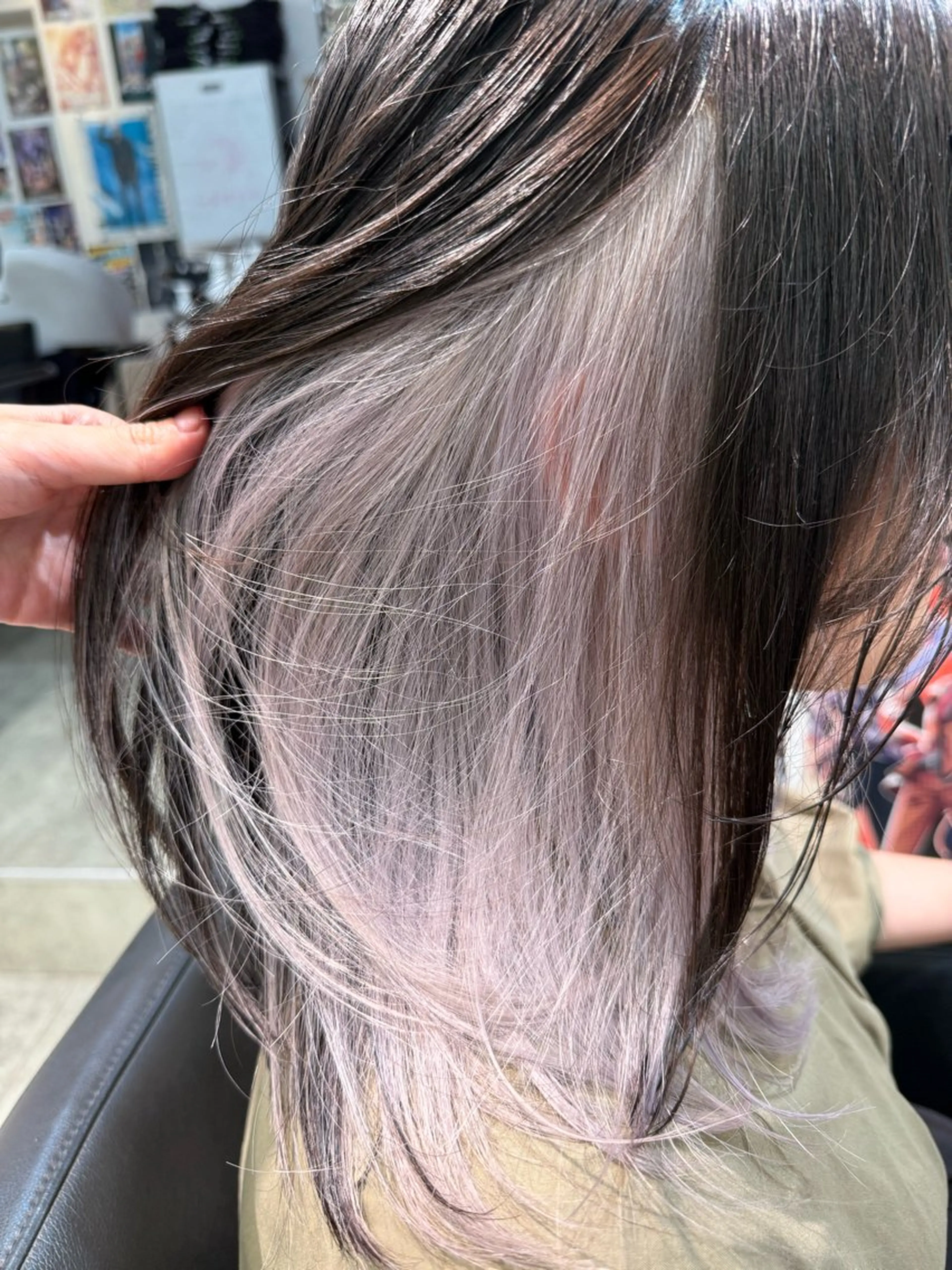 セミロング カラー ブリーチ ケアブリーチ ダブルカラー インナーカラー シルバー ヘアカラー トリートメント インナーカラー 推し ブリーチ  髪質改善のヘアスタイル