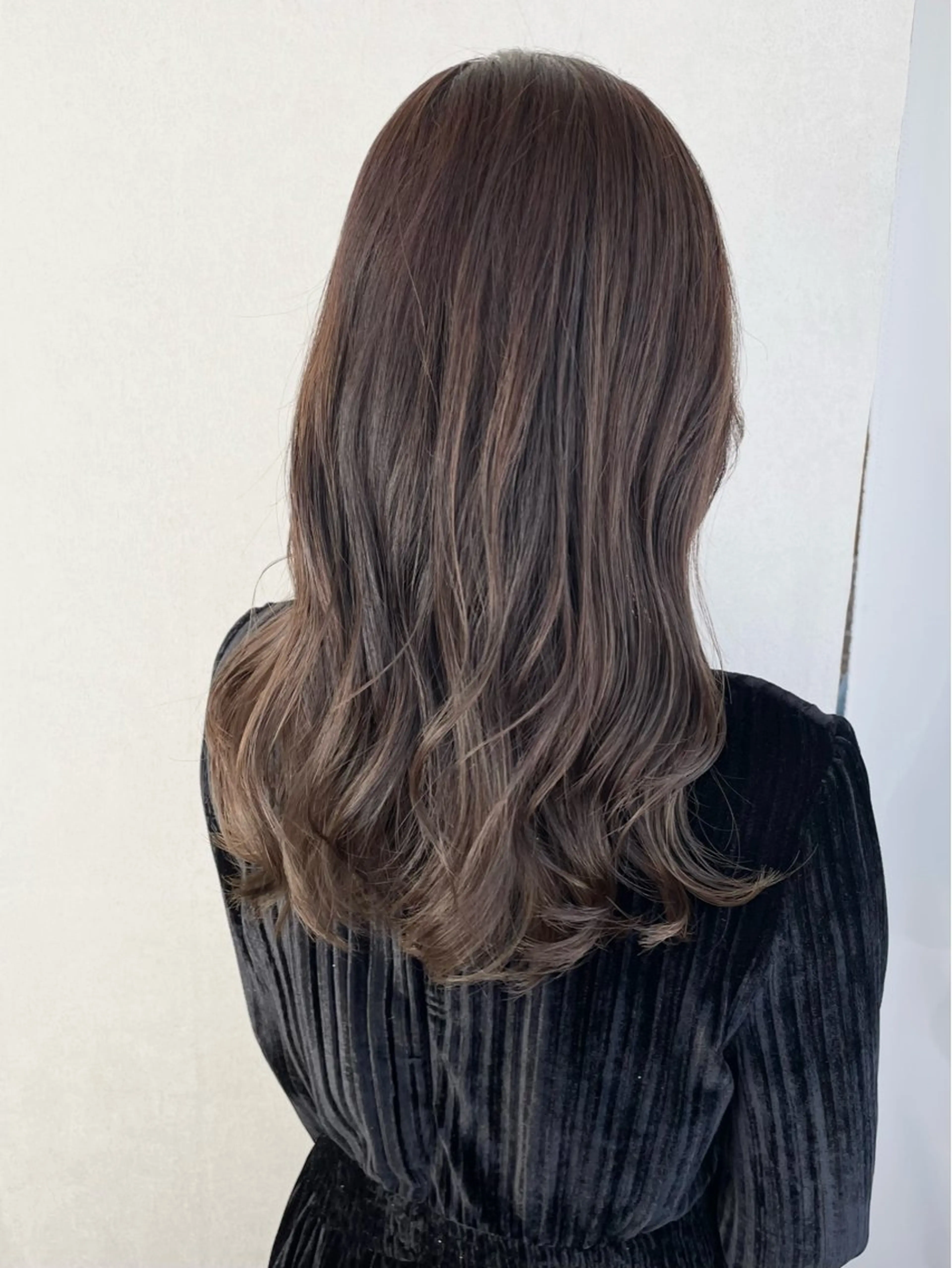 ロング カラー ブリーチ グレージュ ブリーチなしカラー 🪐脱白髪染め 🪐松尾菜々美のヘアスタイル