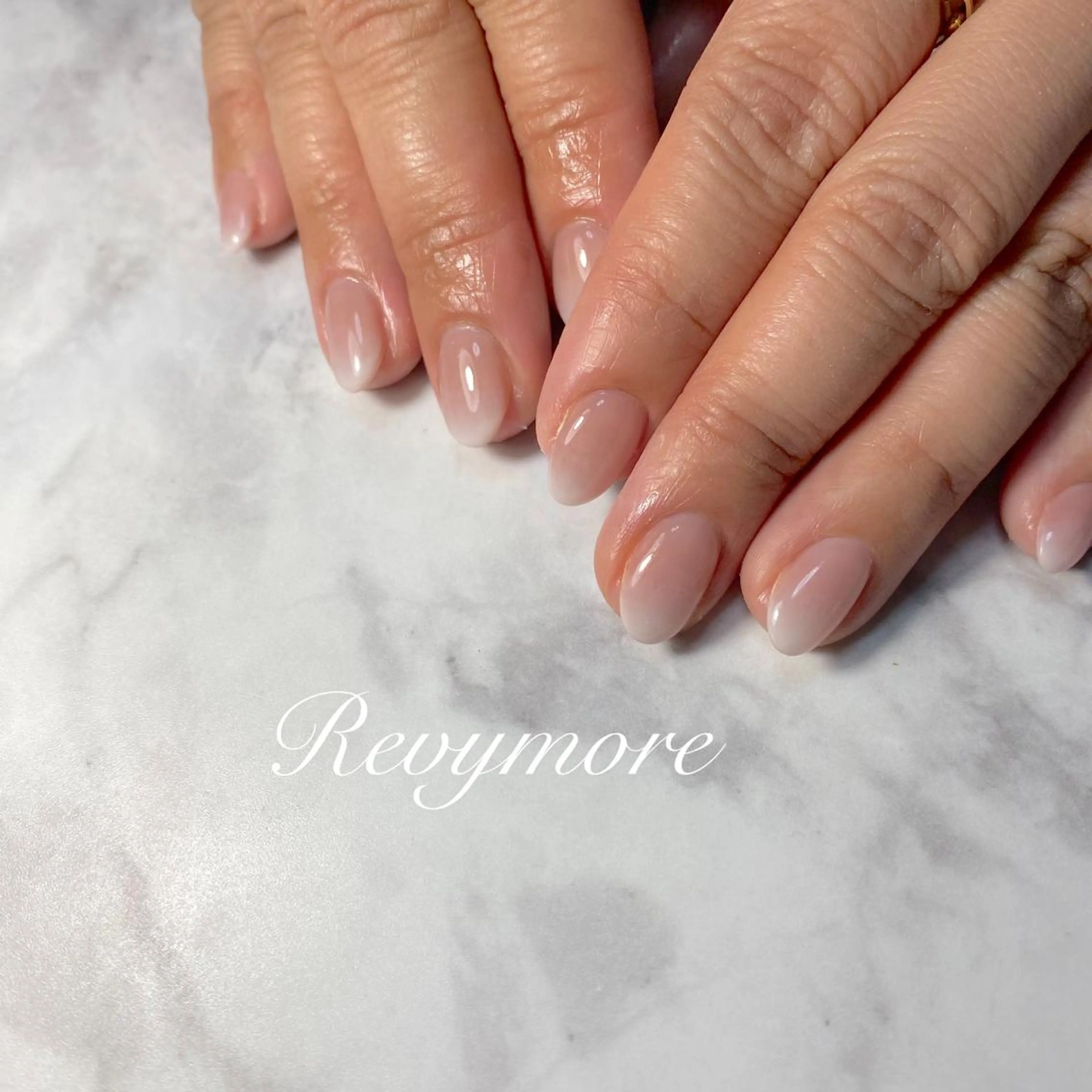 ミディアム ネイル 韓国風ヘア ジェルネイル キラキラネイル 韓国ネイル ニュアンスネイル nail salon Revymoreのネイルデザイン