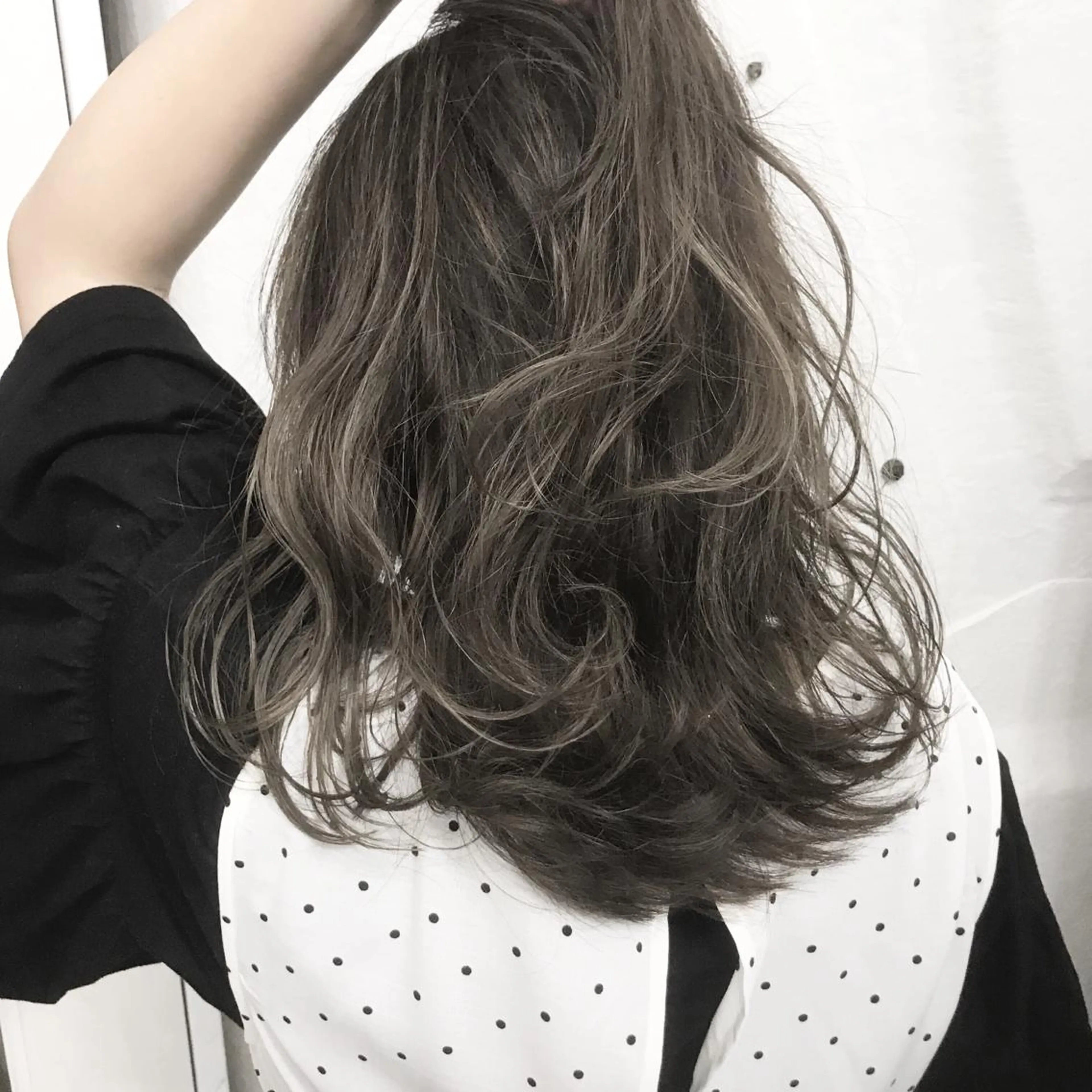 ミディアム カラー ヘアアレンジ グレージュ ハイライトカラー ハイライト FOLK所属・白髪ぼかしハイライト バレイヤージュヤマトのヘアスタイル