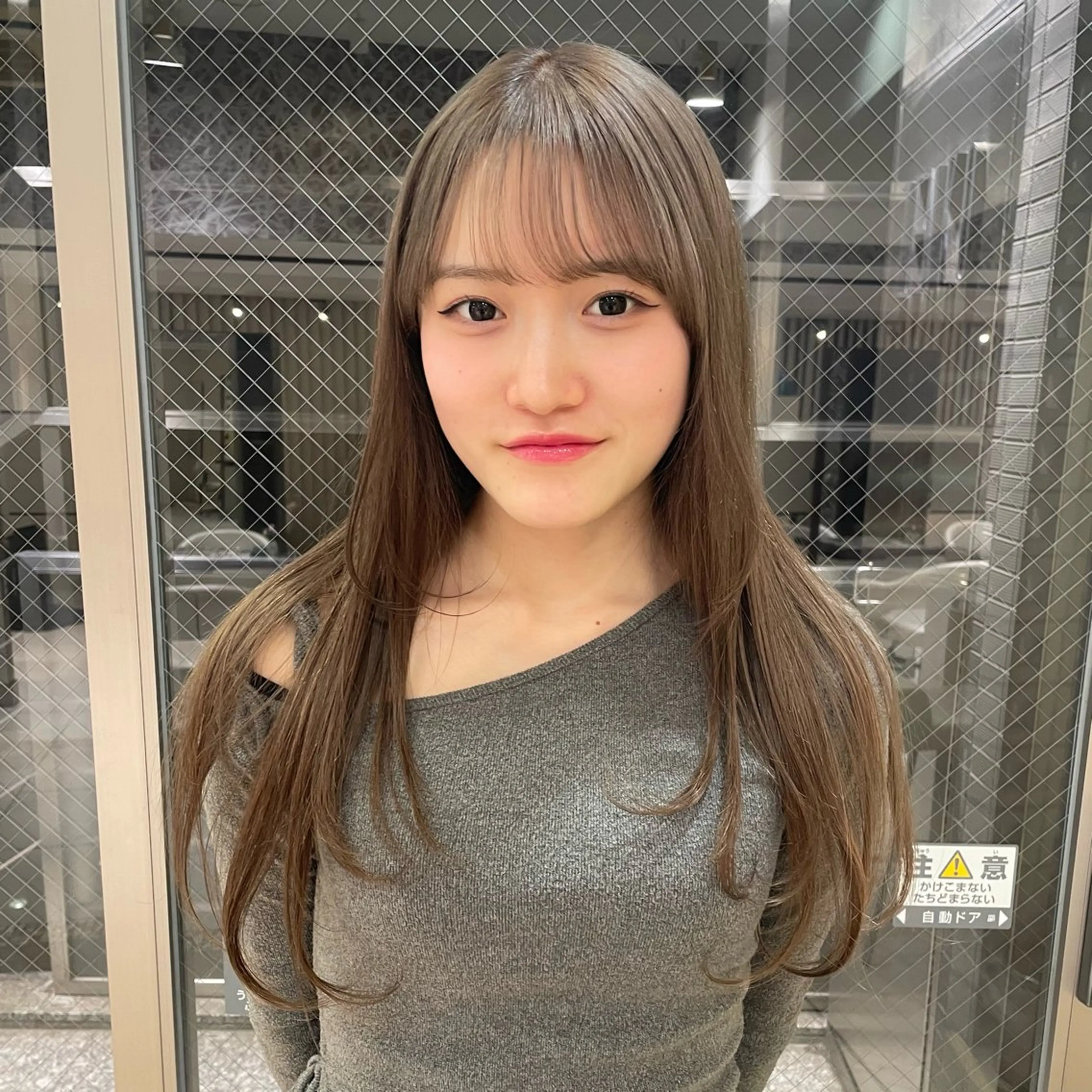 ロング カラー ベージュカラー ミルクティーベージュ まるやま ひなこ/艶髪カラーのヘアスタイル