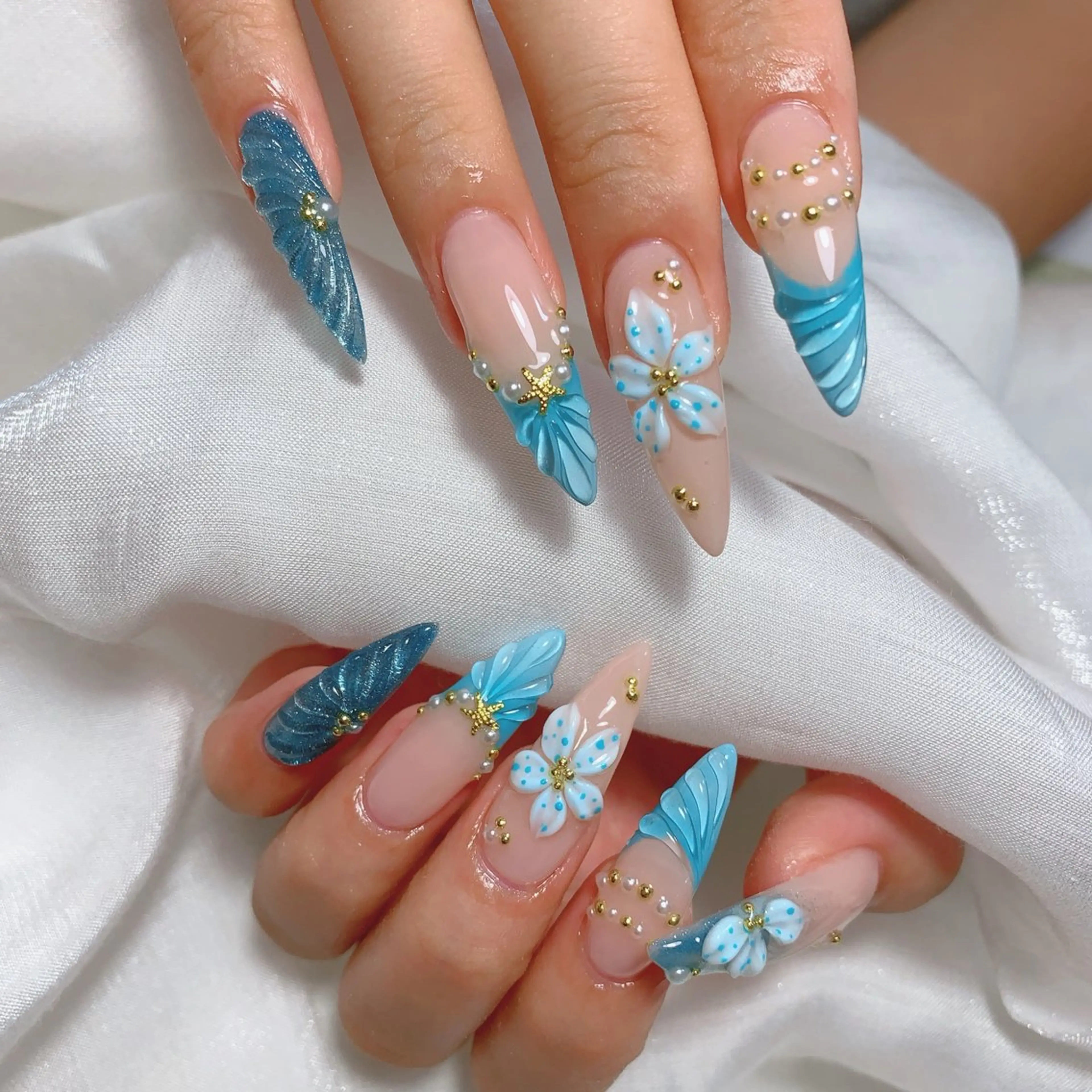 ネイル ブルー チークネイル フレンチネイル ハート ホログラムネイル ハンドネイル インフィニティ ネイルサロンのネイルデザイン