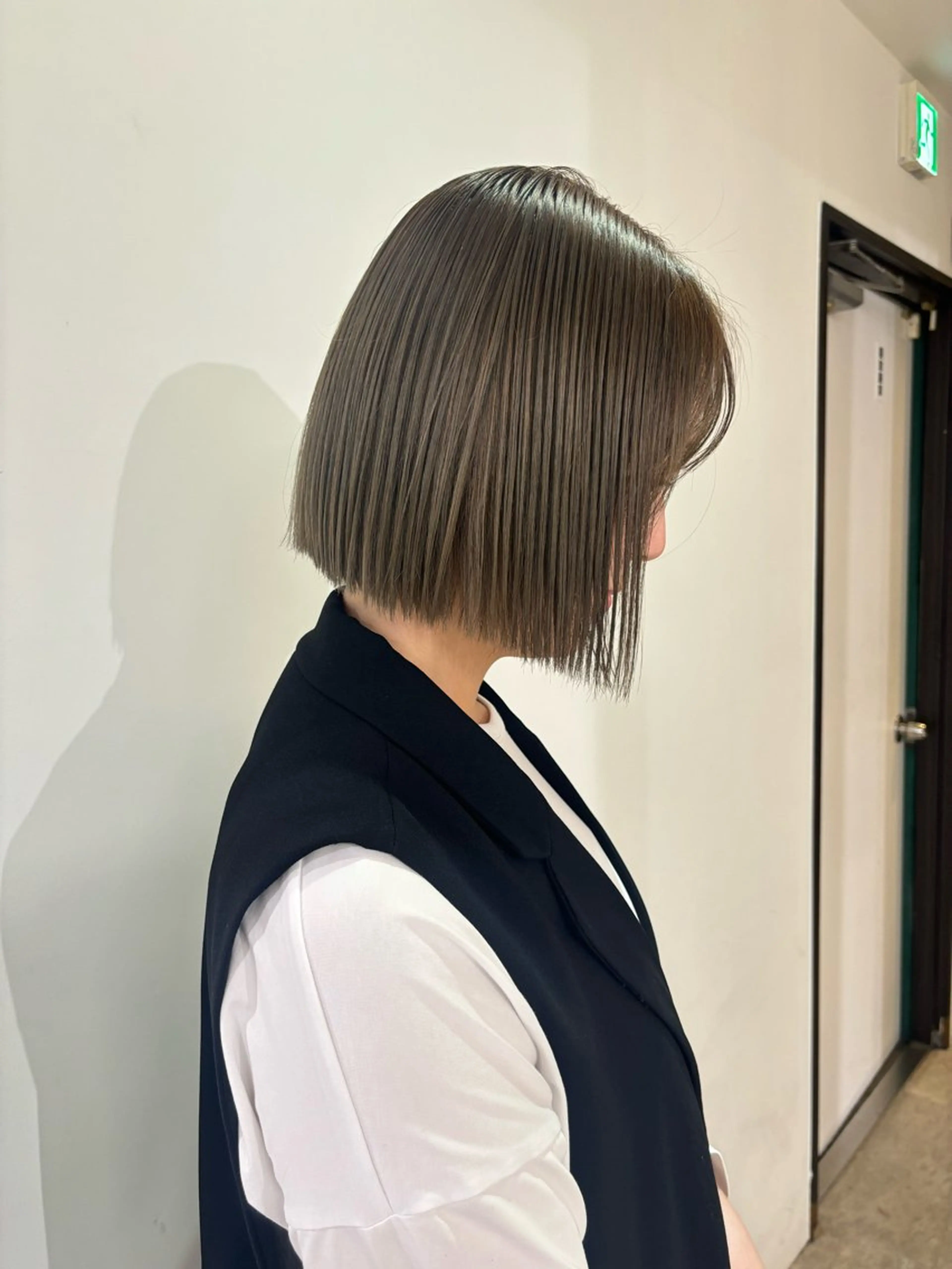 カラー ベージュカラー ブリーチ 透明感カラー オリーブベージュ ヘアカラー ユナ/ボブカット ベージュのヘアスタイル