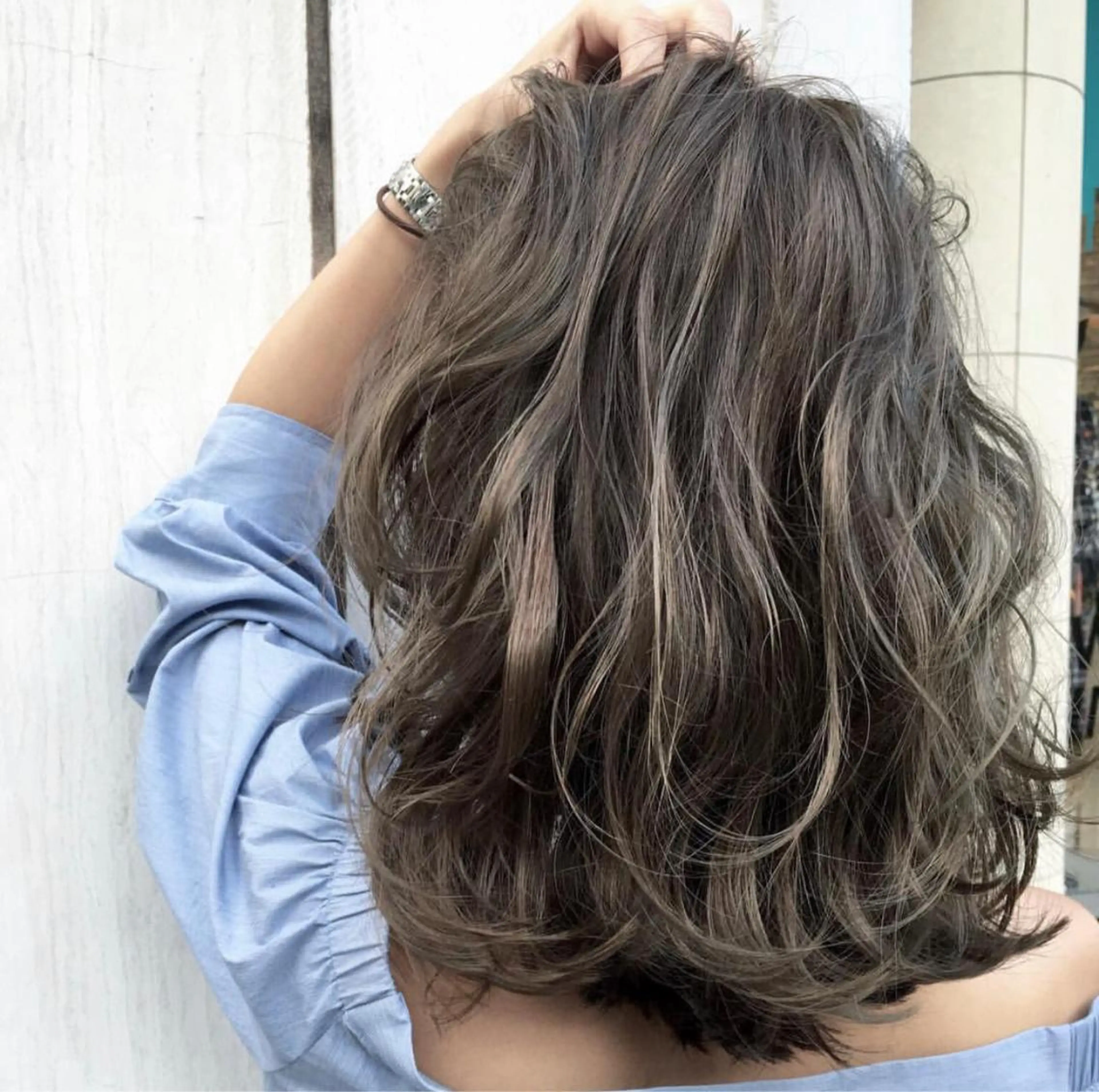 ミディアム カラー ヘアアレンジ ベージュカラー ハイライトカラー 外国人風カラー ハイライト レイヤーカット ブリーチ＆カラーが 得意☀️望月宣雄☀️のヘアスタイル