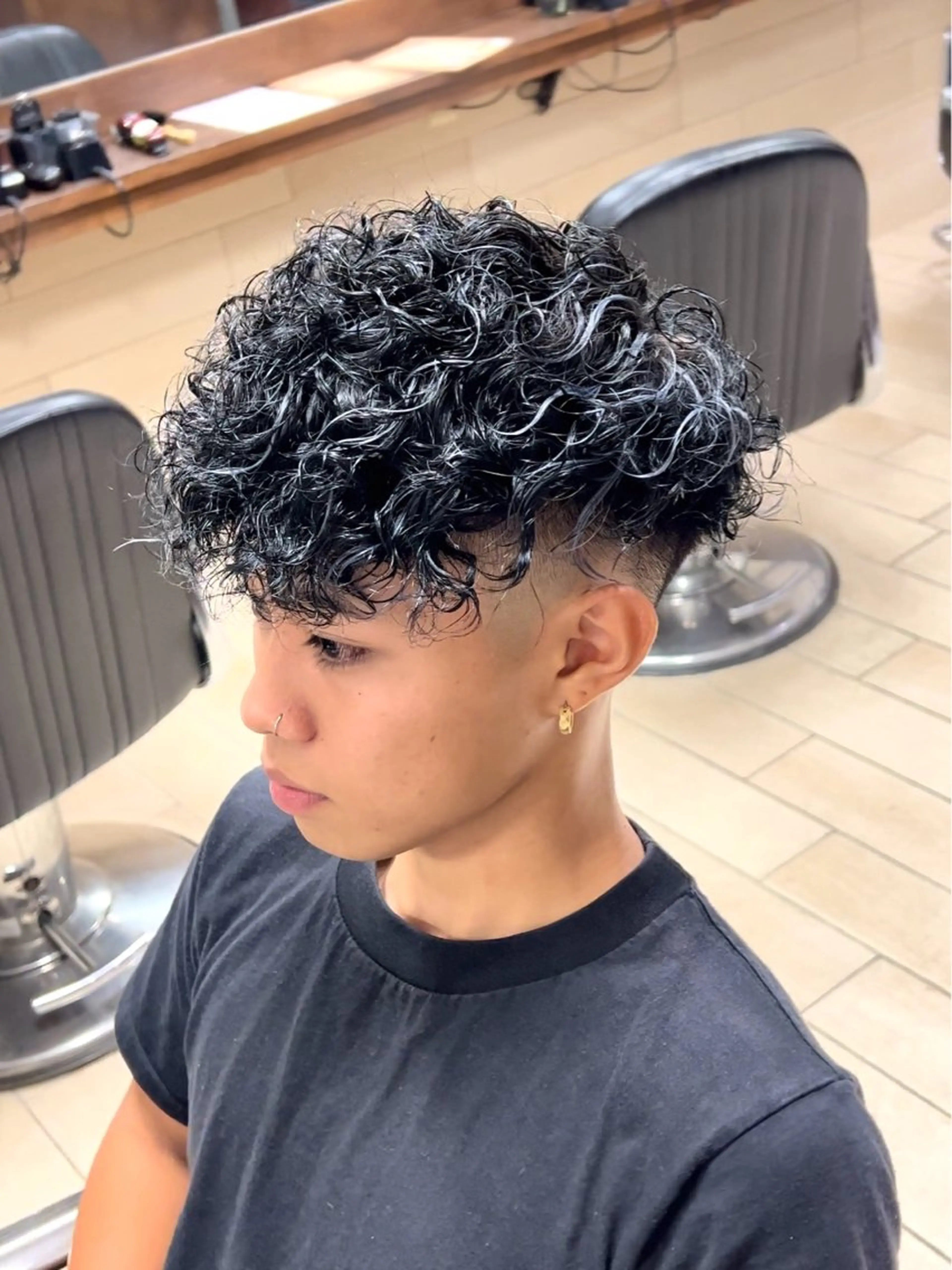 ショート カラー パーマ メンズ メンズハイライト スペインカール ハイライトカラー ハイライト 佐藤 拓未のヘアスタイル