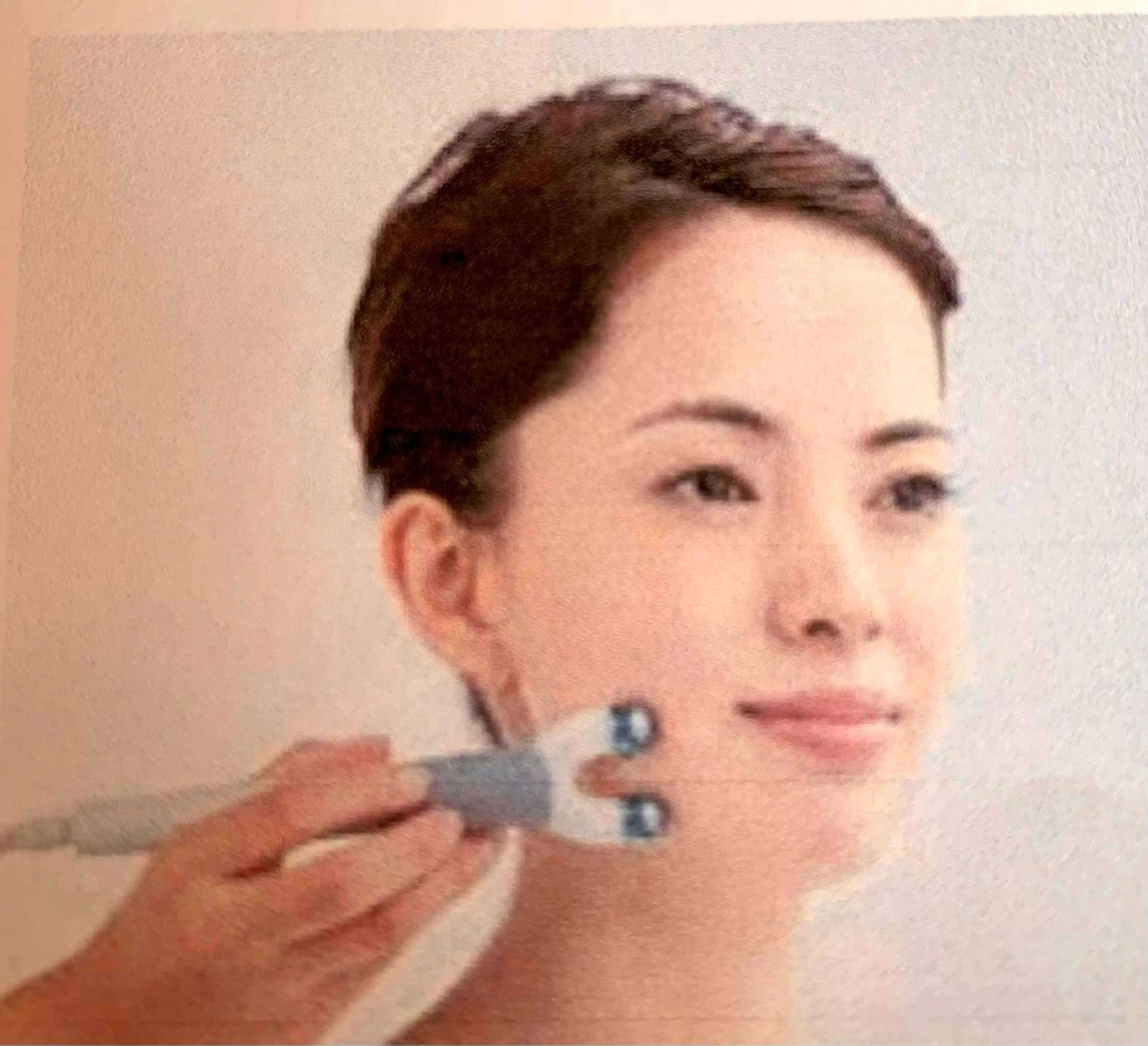 ポレーションエステ(ベッド)電気の力で美容成分を角層深くまで浸透。表情筋もほぐしてハリ感を与えます。の写真