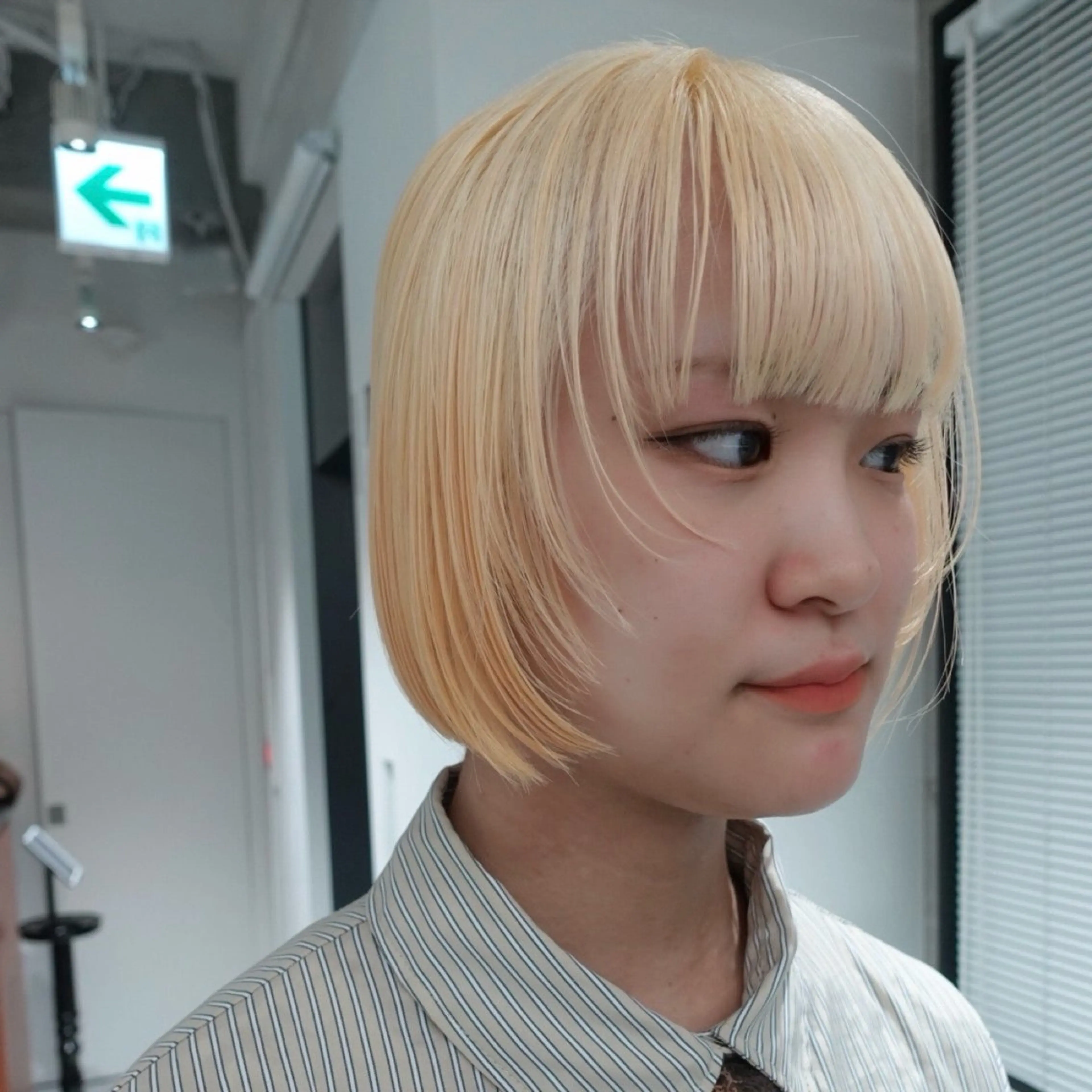 ショート カラー ヘアアレンジ 抜きっぱなしブロンド ブロンド ボブ レイヤーカット カット ヘアカラー 🌐サトウ リョウ🌐のヘアスタイル