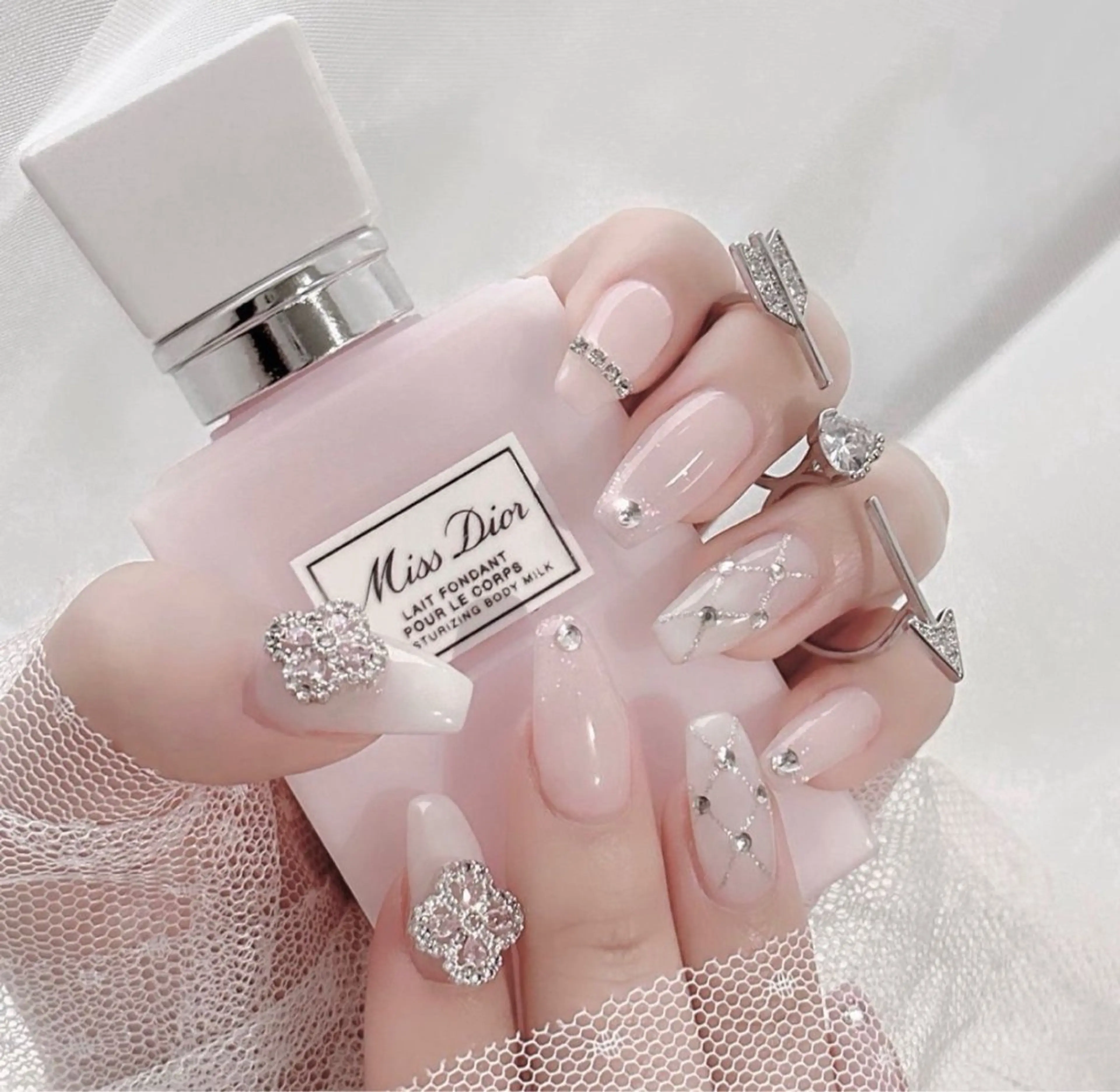 カラー グラデーションカラー ピンクカラー ハンドネイル AIN Nailのネイルデザイン