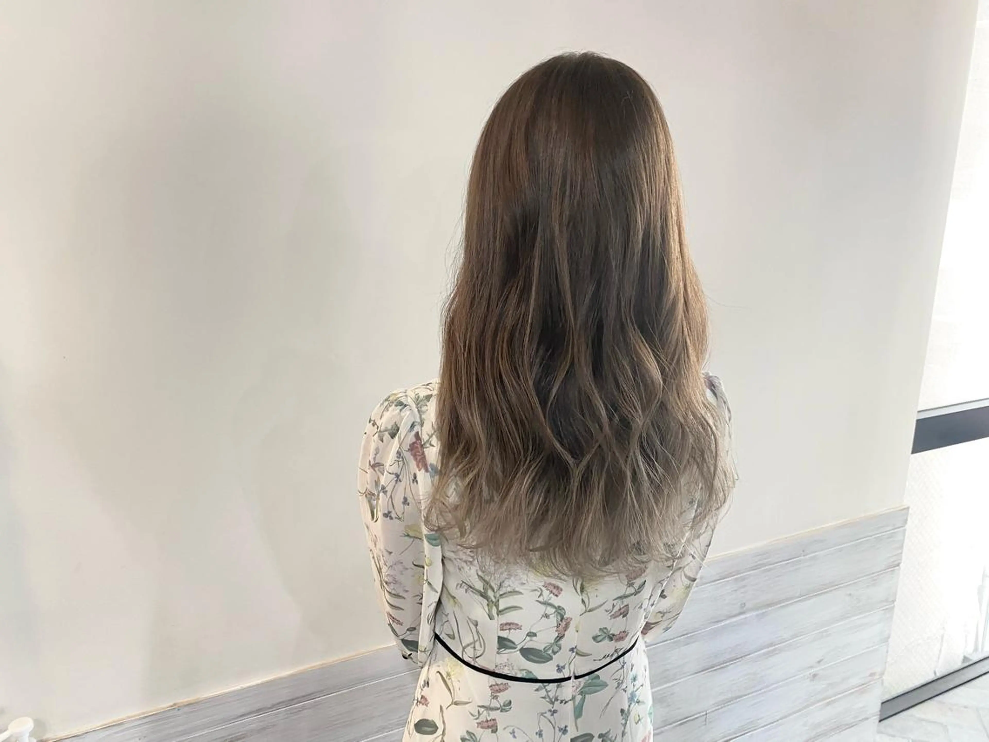 ロング カラー ベージュカラー グラデーションカラー ホワイトベージュ カット ヘアカラー トリートメント オーナースタイリスト 奈須雄紀のヘアスタイル
