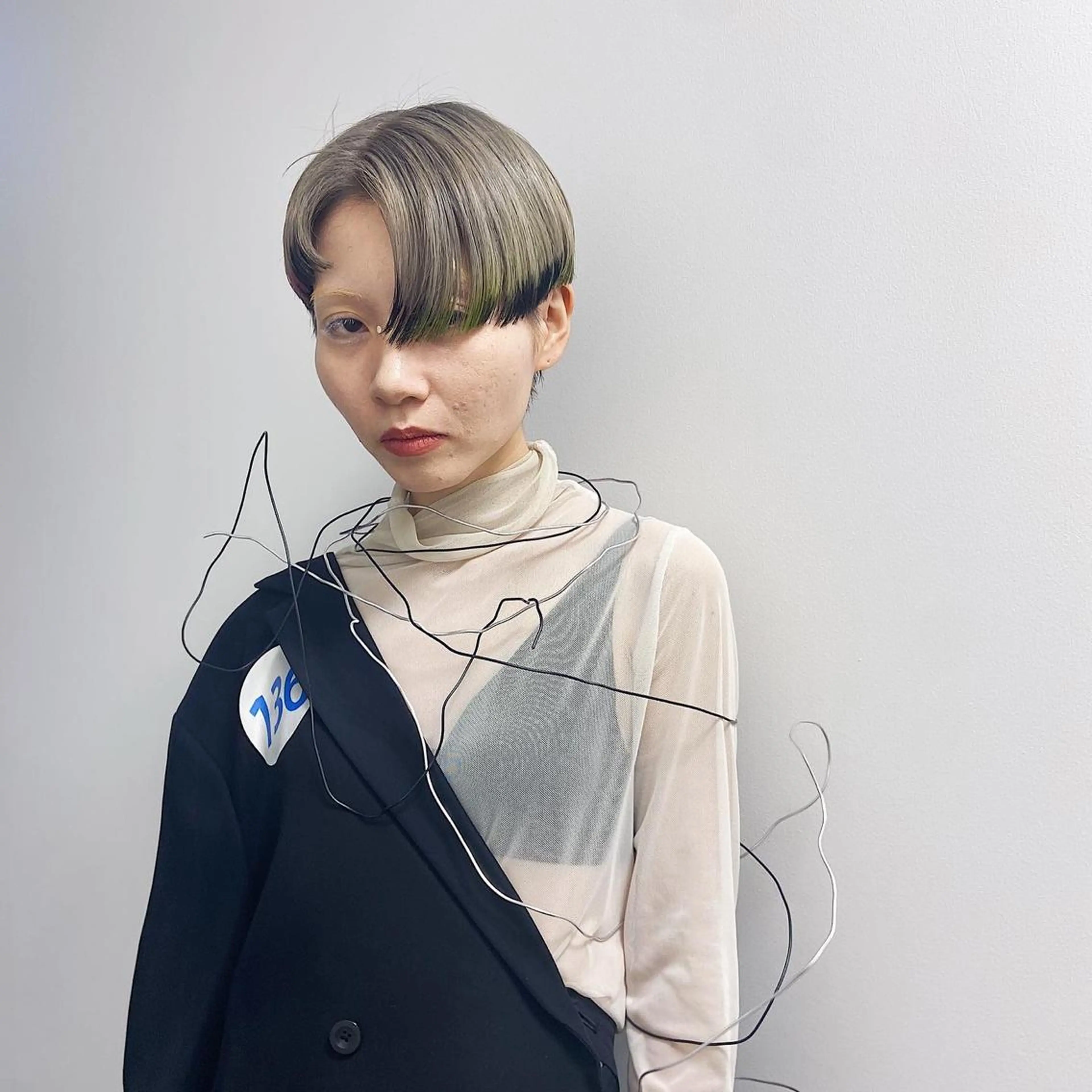 ショート カラー 黒髪 ブリーチ ハイトーンカラー シルバー デザインパーマ 藤田和樹のヘアスタイル