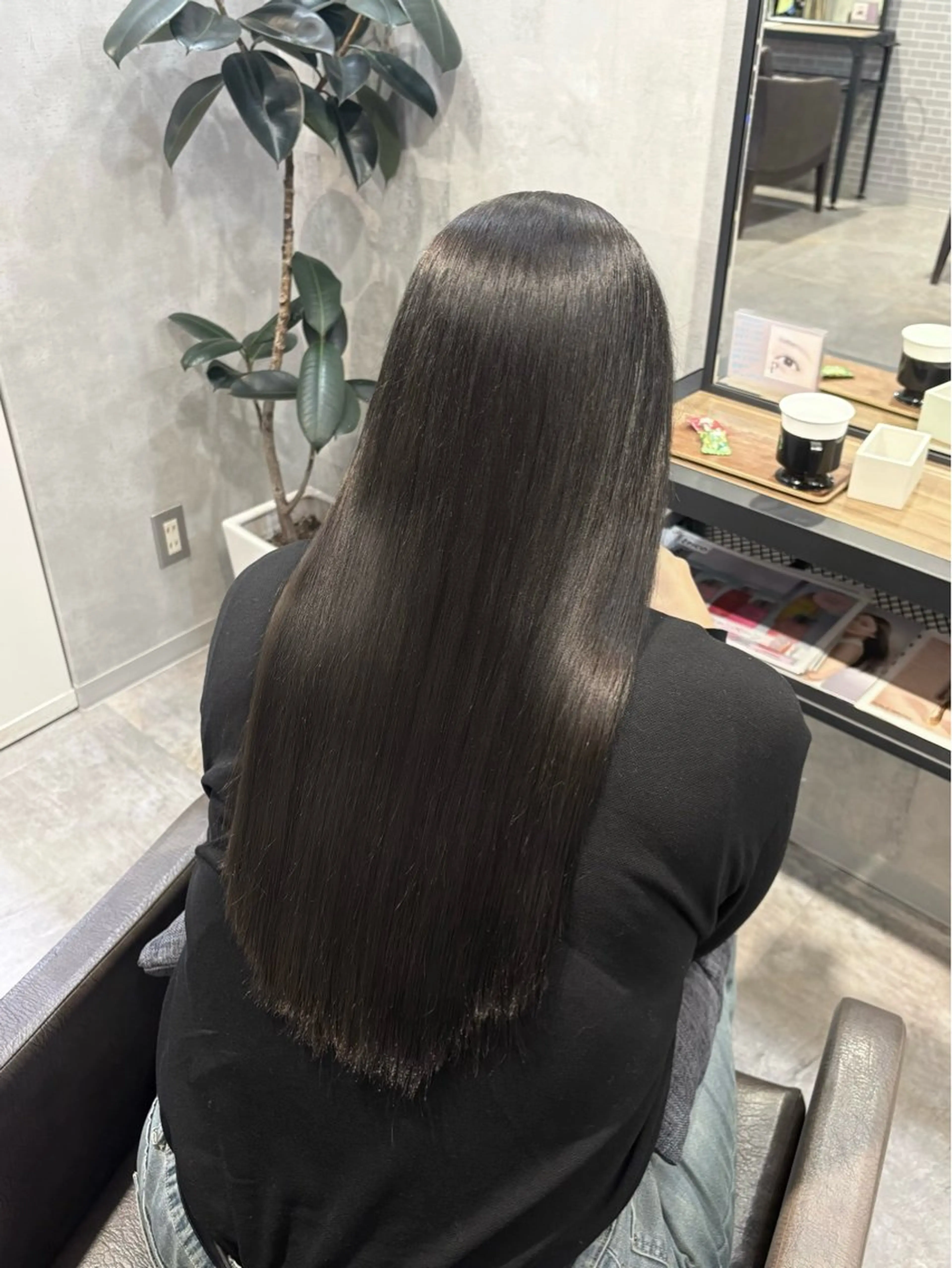 ロング カラー ヘアカラー オオムラ メイの眉毛・アイブロウイメージ