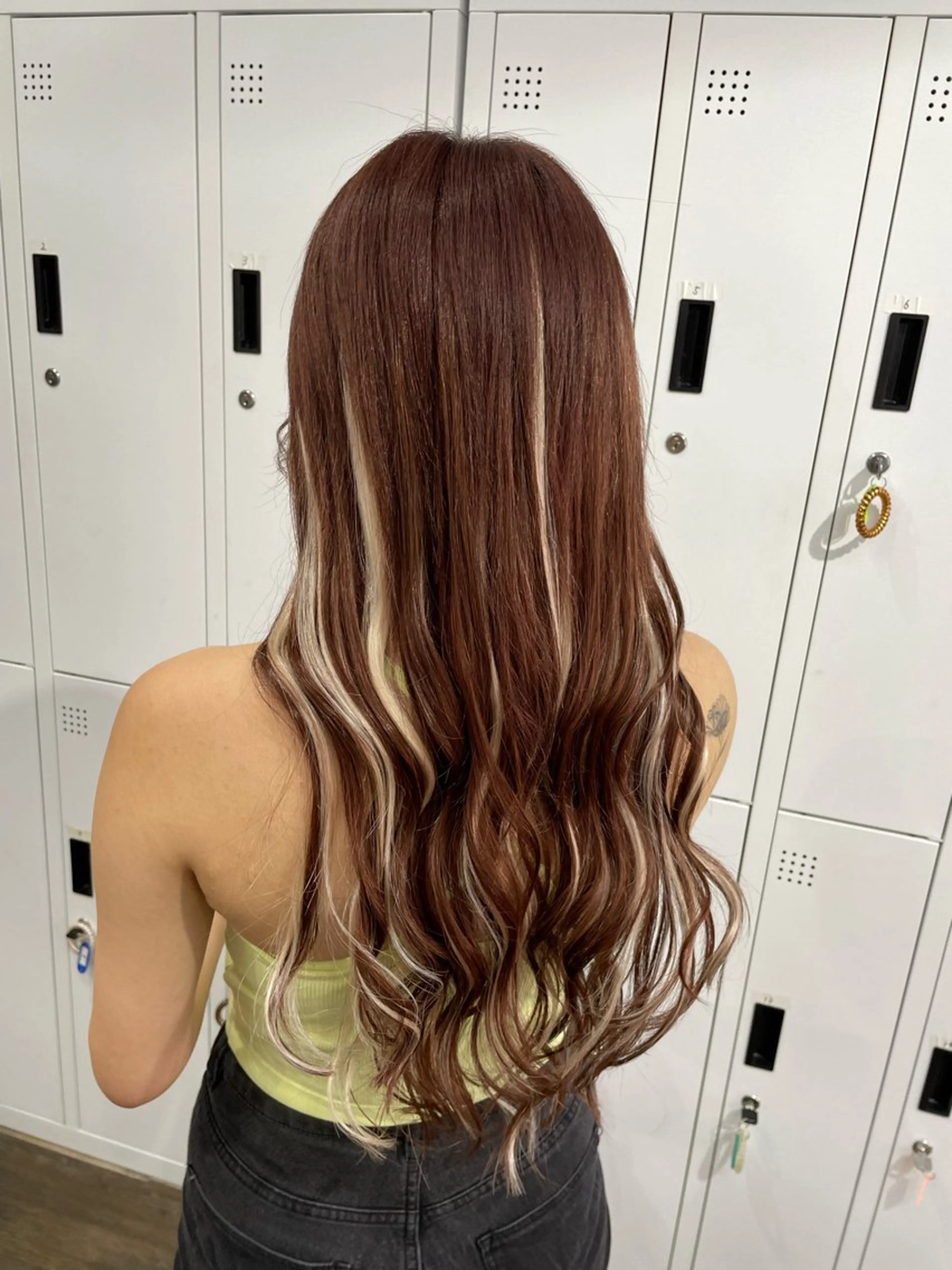 ロング 横浜🦋ハイトーン 🫐シャドウルーツのヘアスタイル