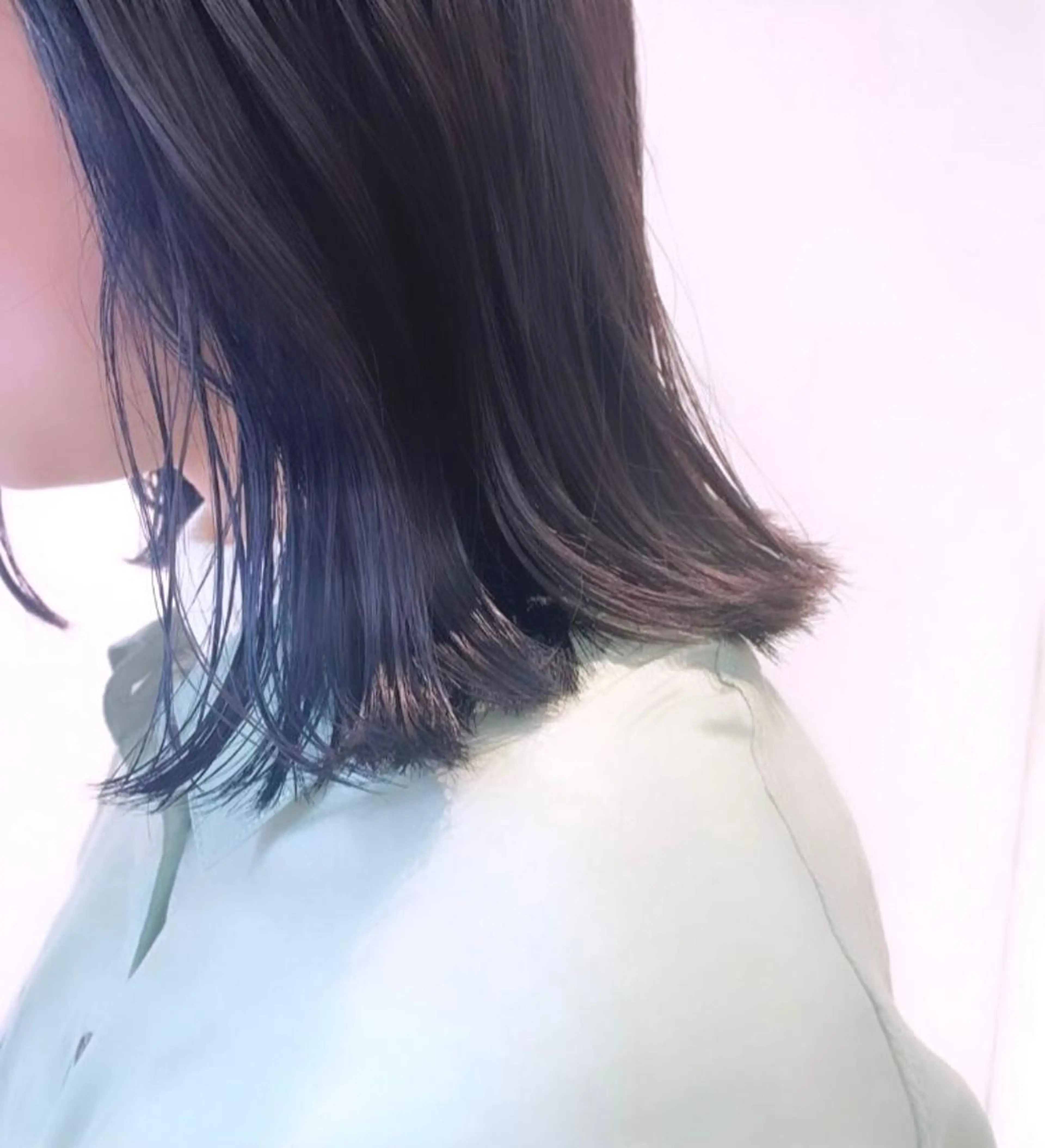 ミディアム カラー 黒髪 ブルーカラー ブルーブラック ネイビーカラー サキ🤍ハイトーン 🩰くびれ巻きヘアのヘアスタイル