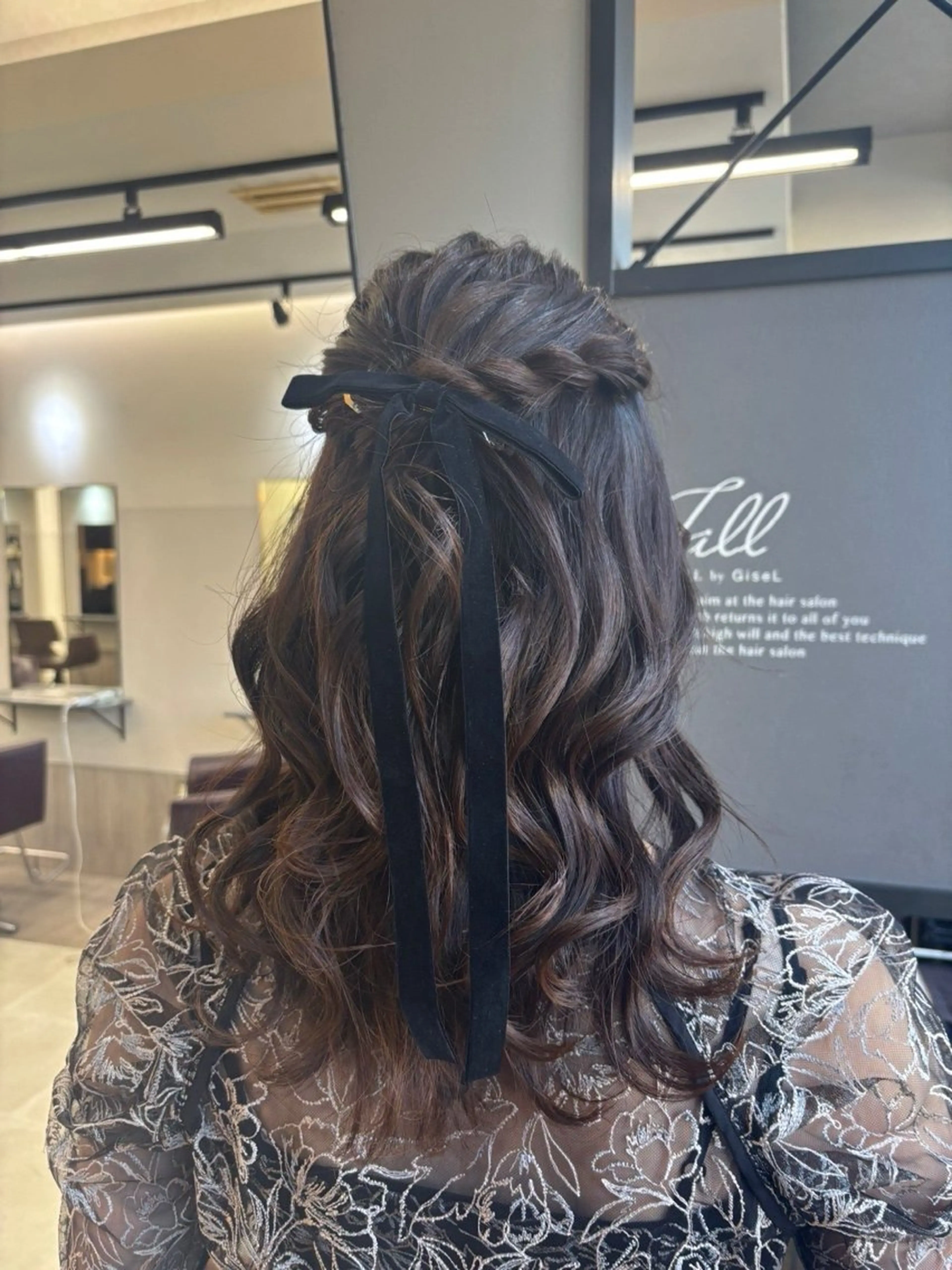 ロング 赤みなしオリーブ ハイトーン×レイヤーのヘアスタイル