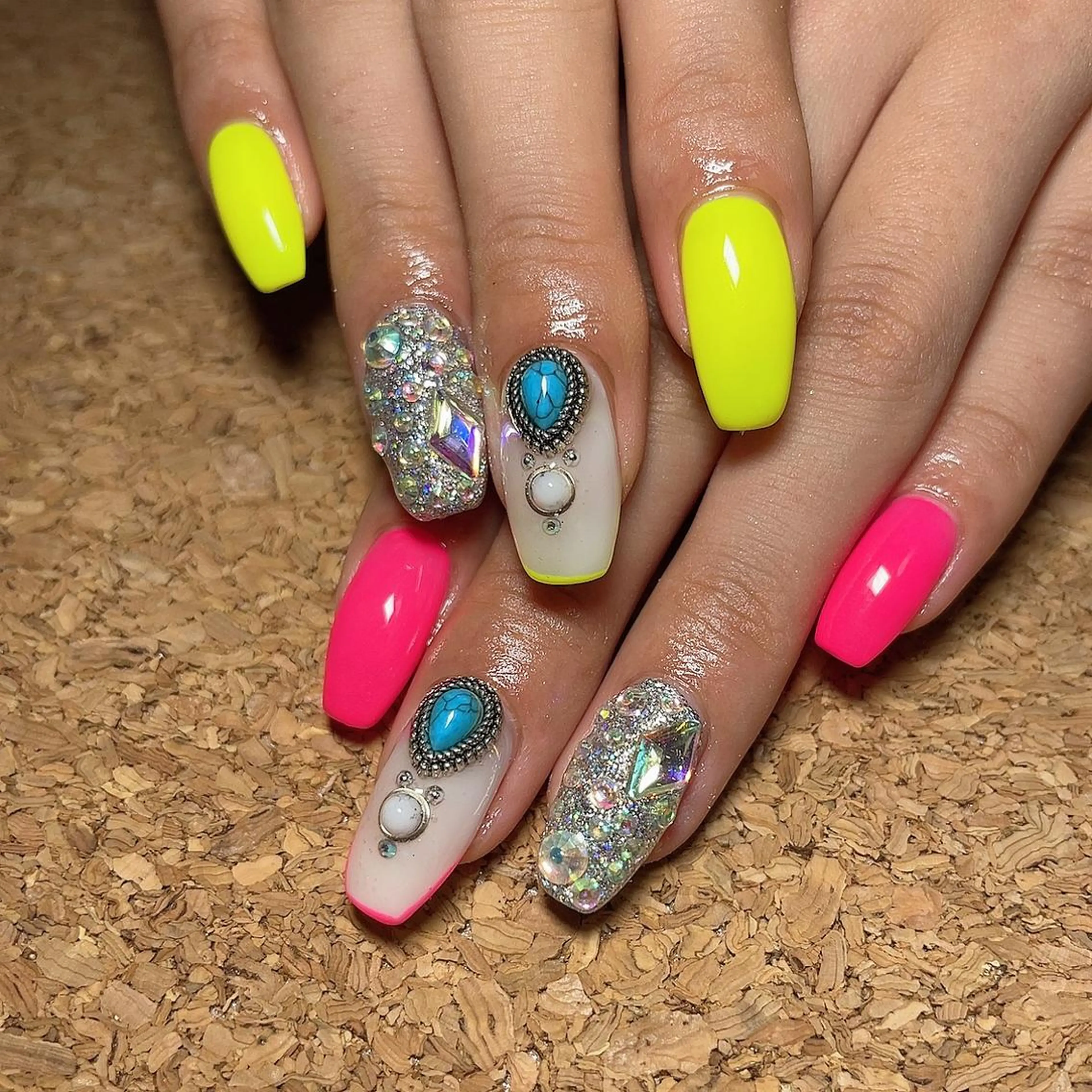 ミディアム ハンドネイル 知花 梨花のネイルデザイン