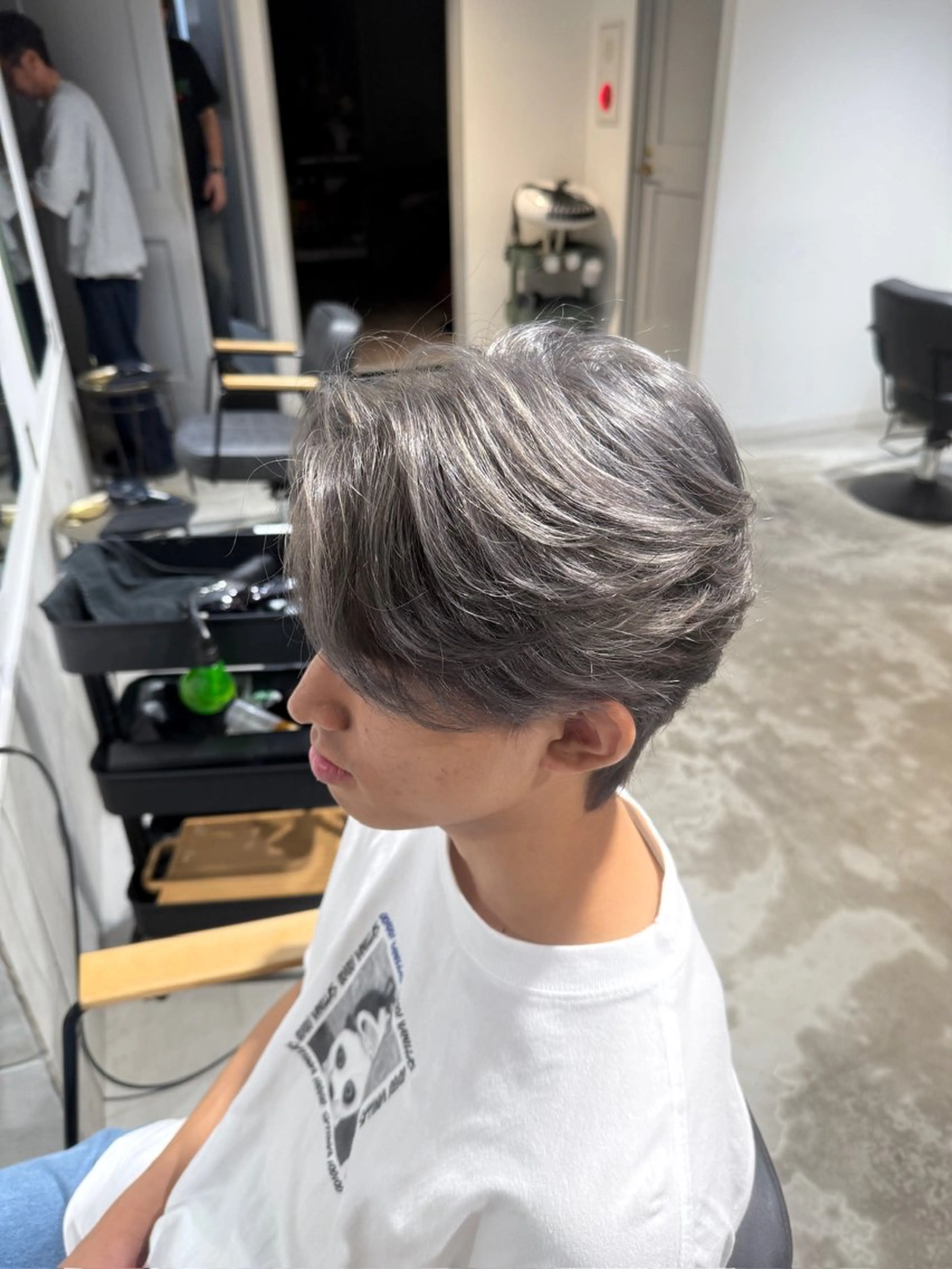 ミディアム カラー メンズ メンズブリーチ センターパート ブリーチ カット ヘアカラー メンズカットパーマ ✂️ JOYAのヘアスタイル