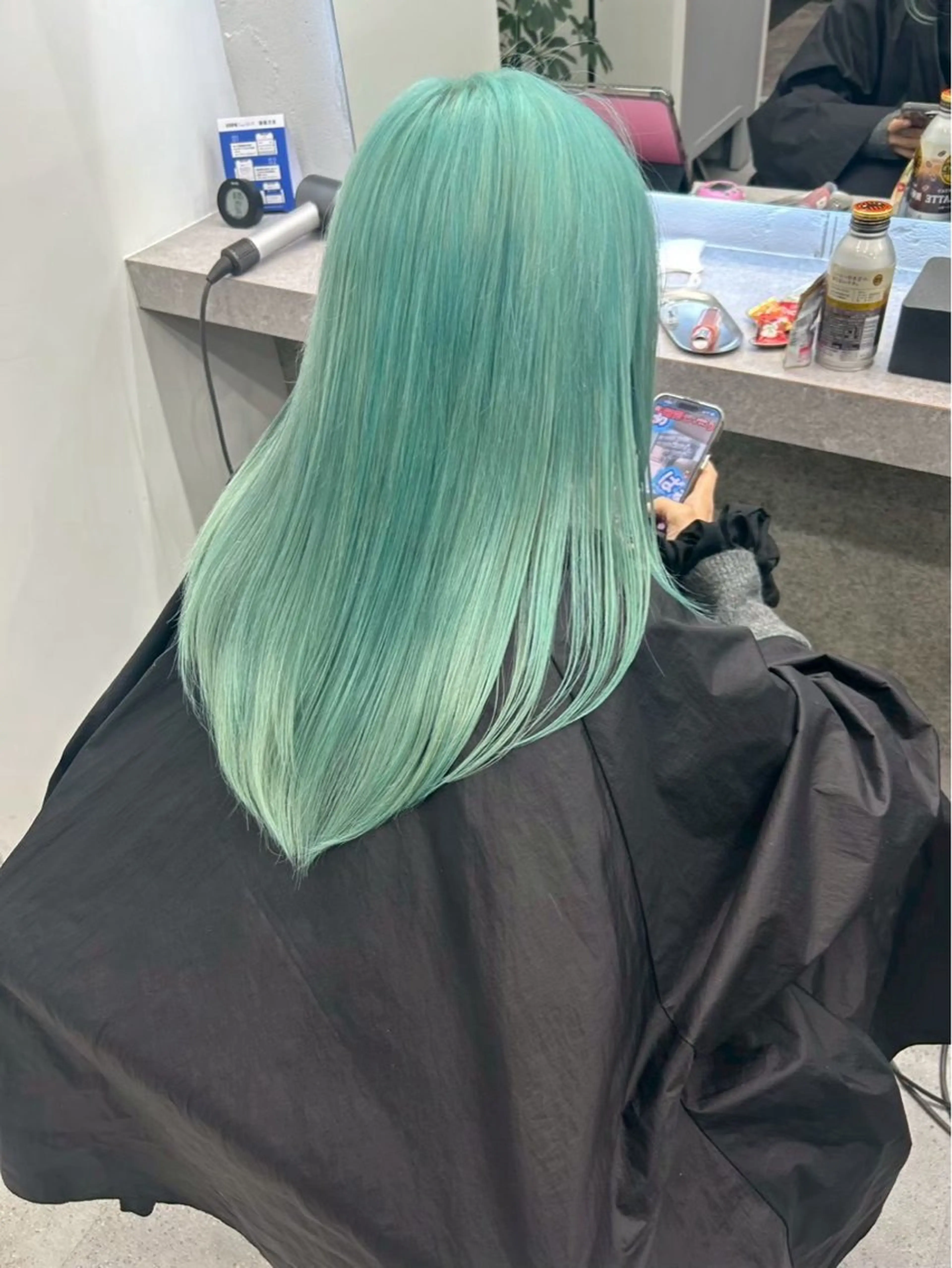 セミロング カラー ミント ヘアカラー トリートメント ハイトーン🪼派手髪 mahoのヘアスタイル