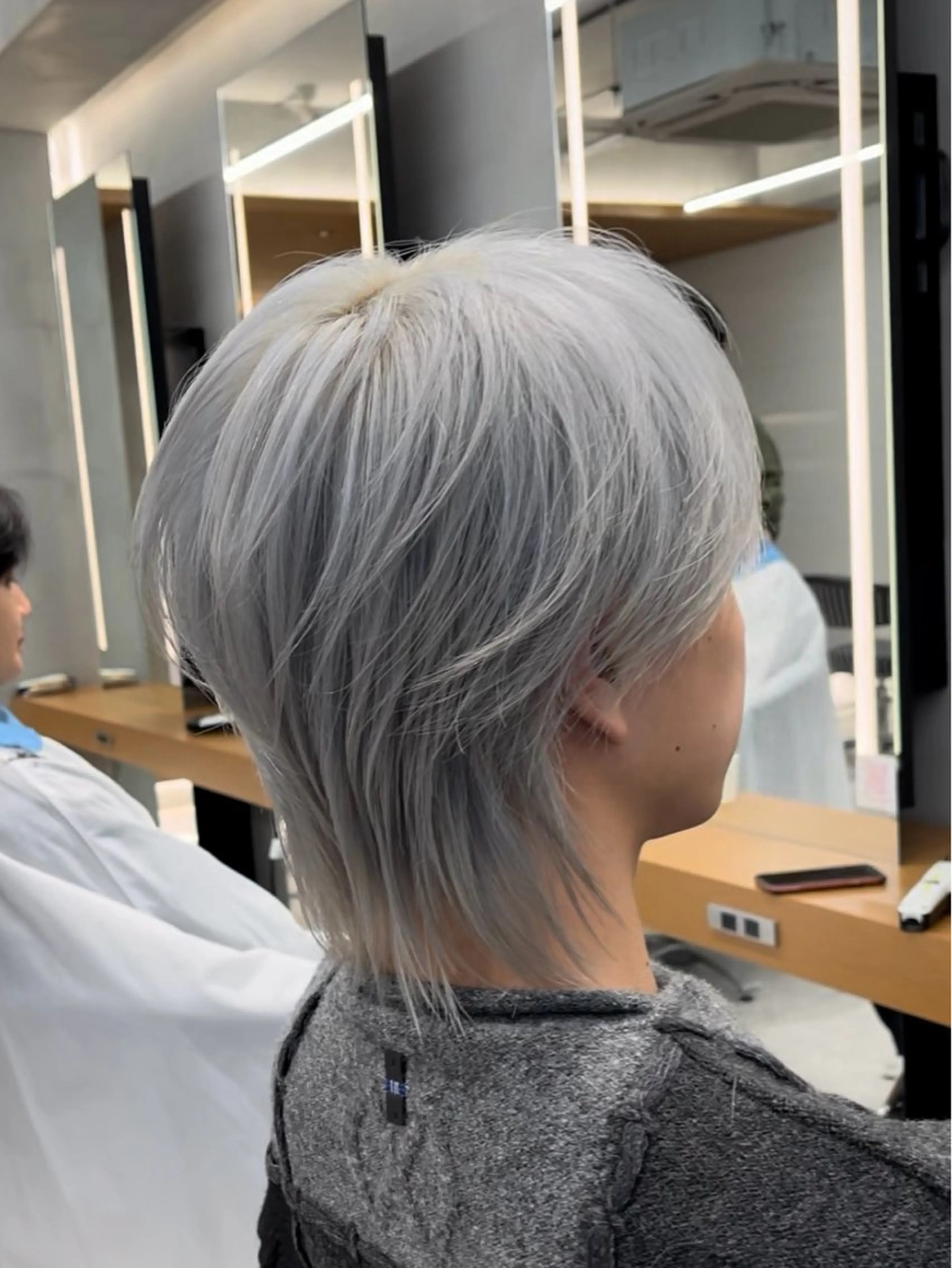 ミディアム カラー メンズ メンズブリーチ ブリーチ シルバー ホワイトシルバー ブリーチカラー🌈 ウルフカット🐺のヘアスタイル