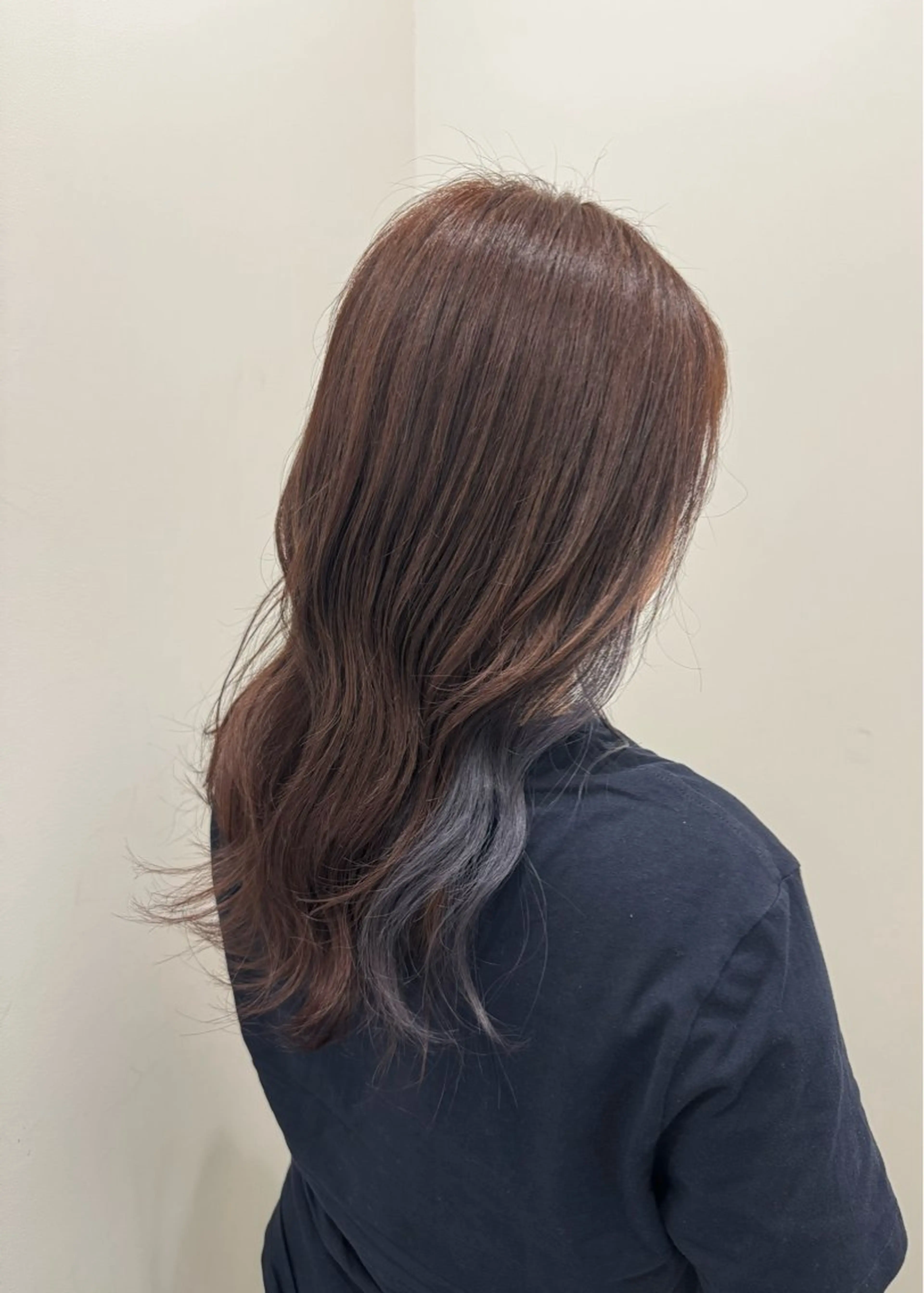 セミロング カラー インナーカラー ラベンダーカラー ラベンダーグレー ヘアカラー 尾崎 ひなののヘアスタイル