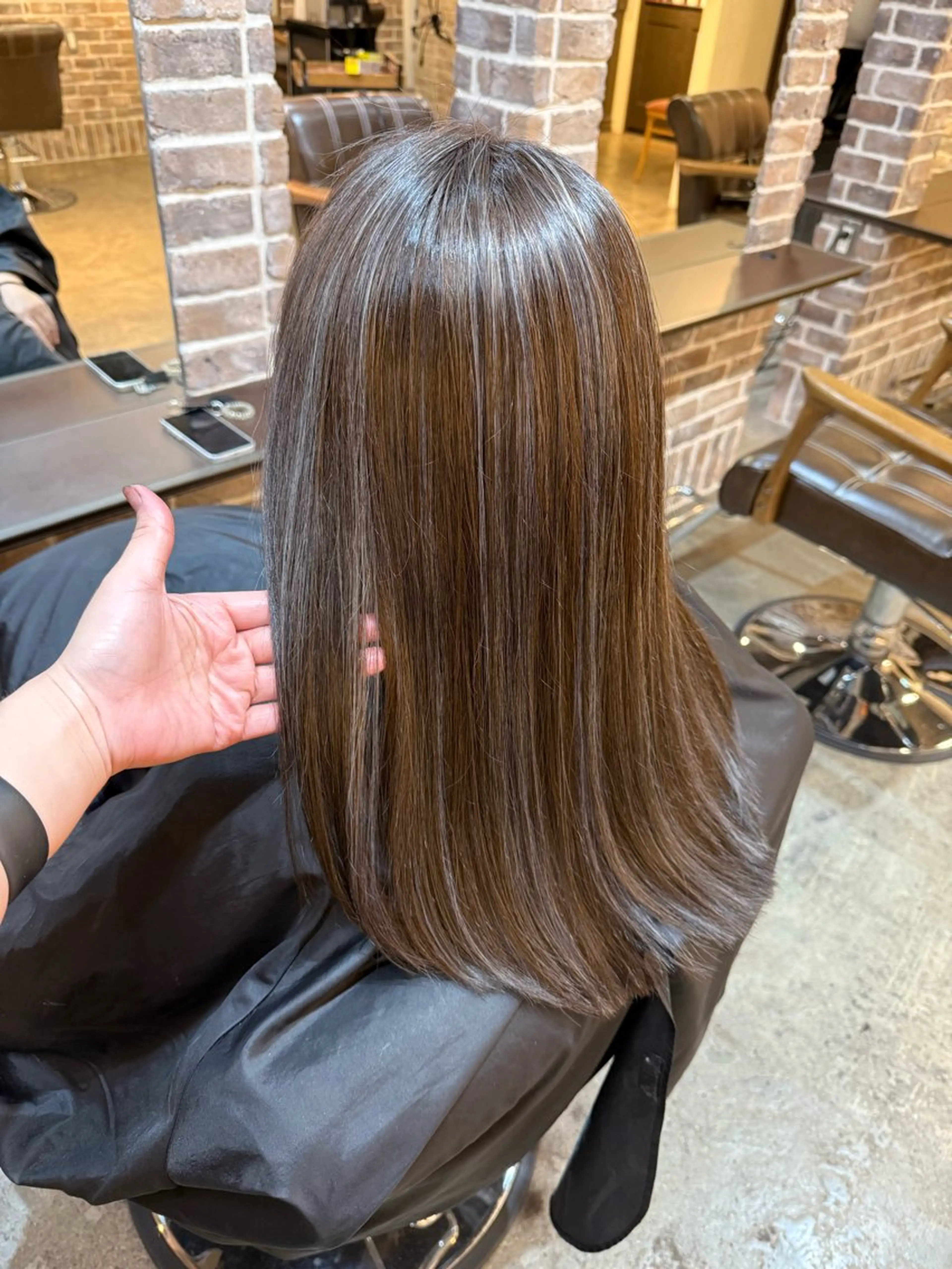 ロング カラー アッシュ ベージュカラー ブリーチ ハイライトカラー ハイライト カット ヘアカラー トリートメント 艶カラー/インナー /グラデ/大西小百合のヘアスタイル