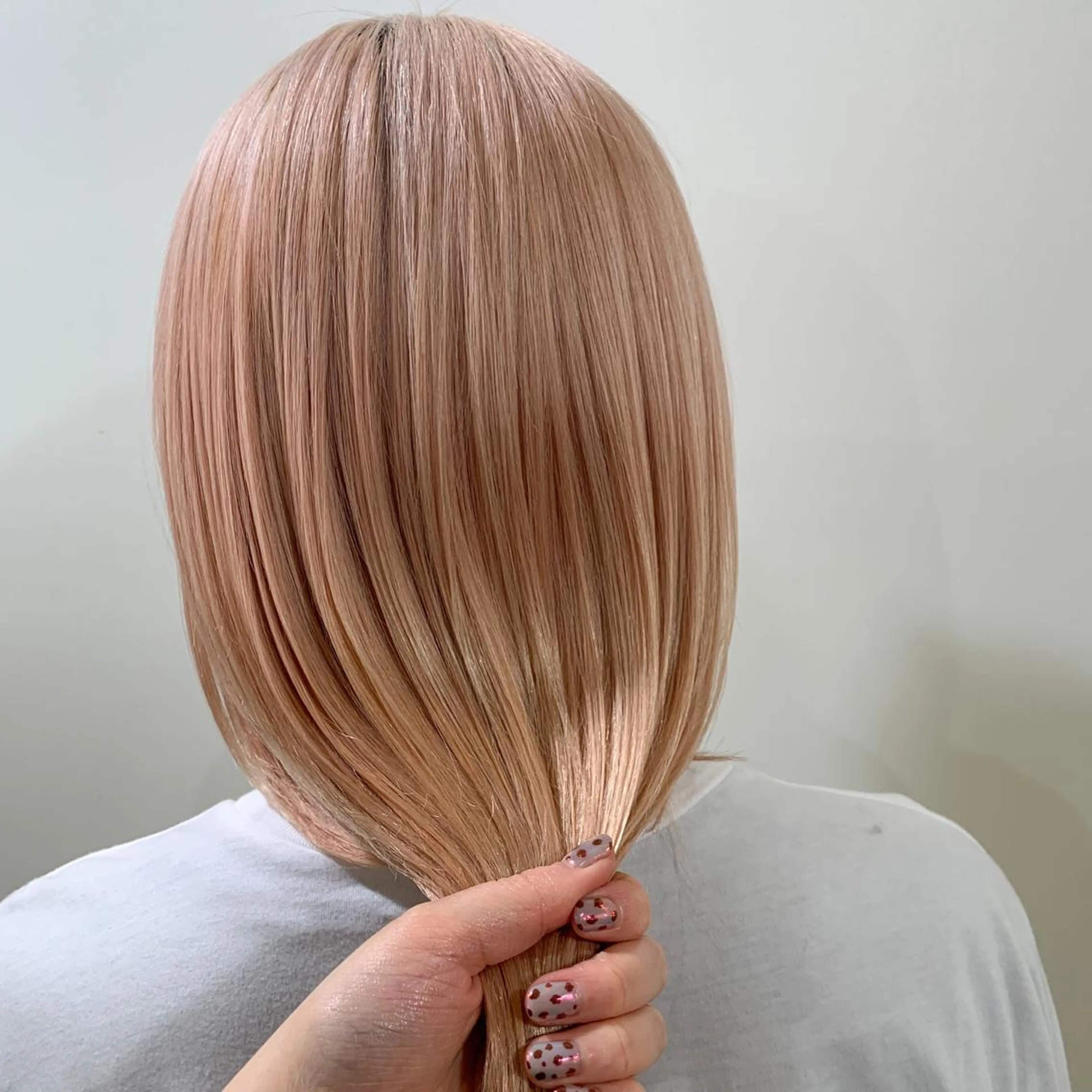 セミロング 切りっぱなしボブ ソノキユウカのヘアスタイル