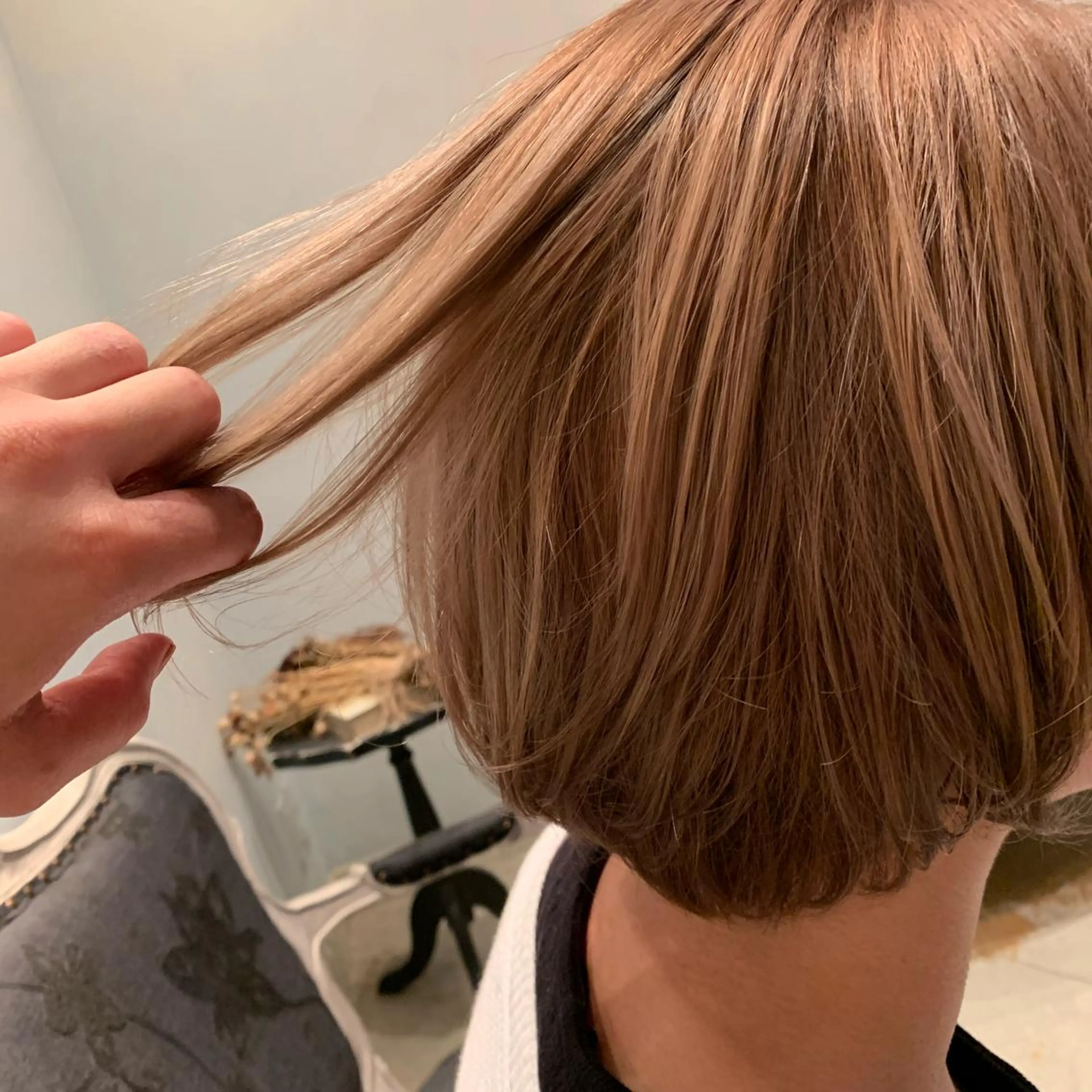 ショート SAKINO． ベージュカラーのヘアスタイル