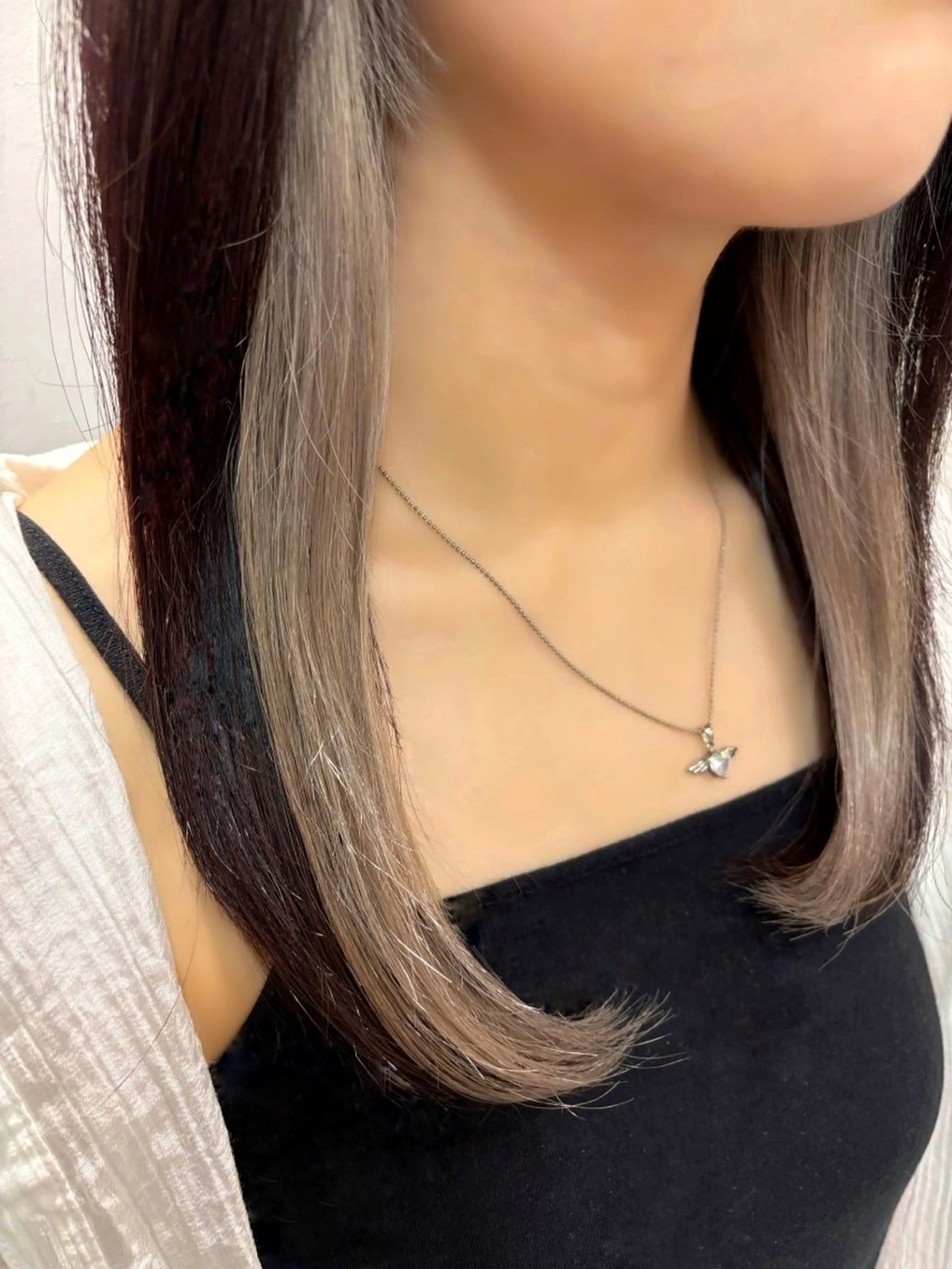 ロング カラー ベージュカラー ブリーチ イヤリングカラー ミルクティーベージュ レッドカラー 予約 停止のヘアスタイル
