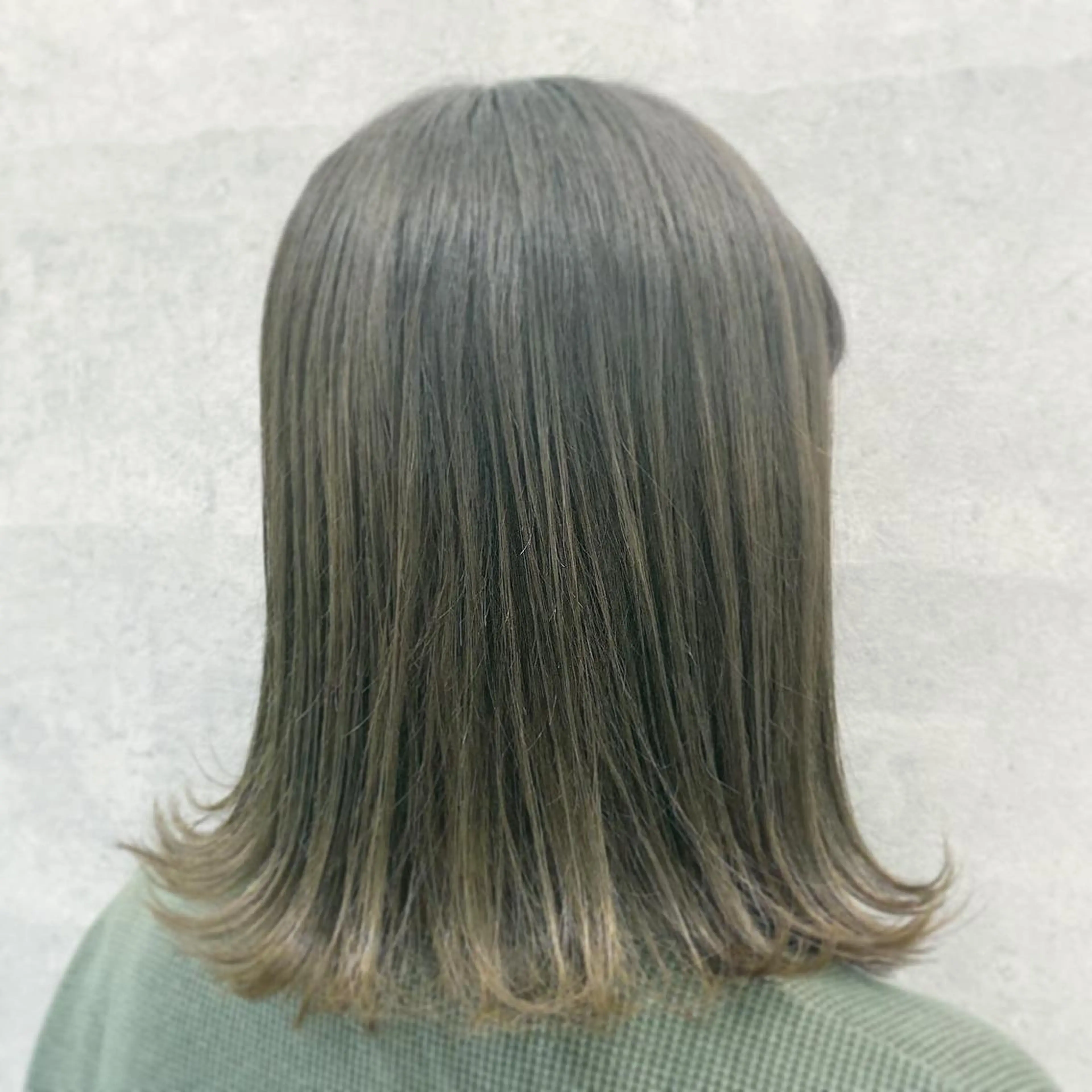 ミディアム カラー 𝑺𝒂𝒌𝒊 🩶マンツーマン施術のヘアスタイル
