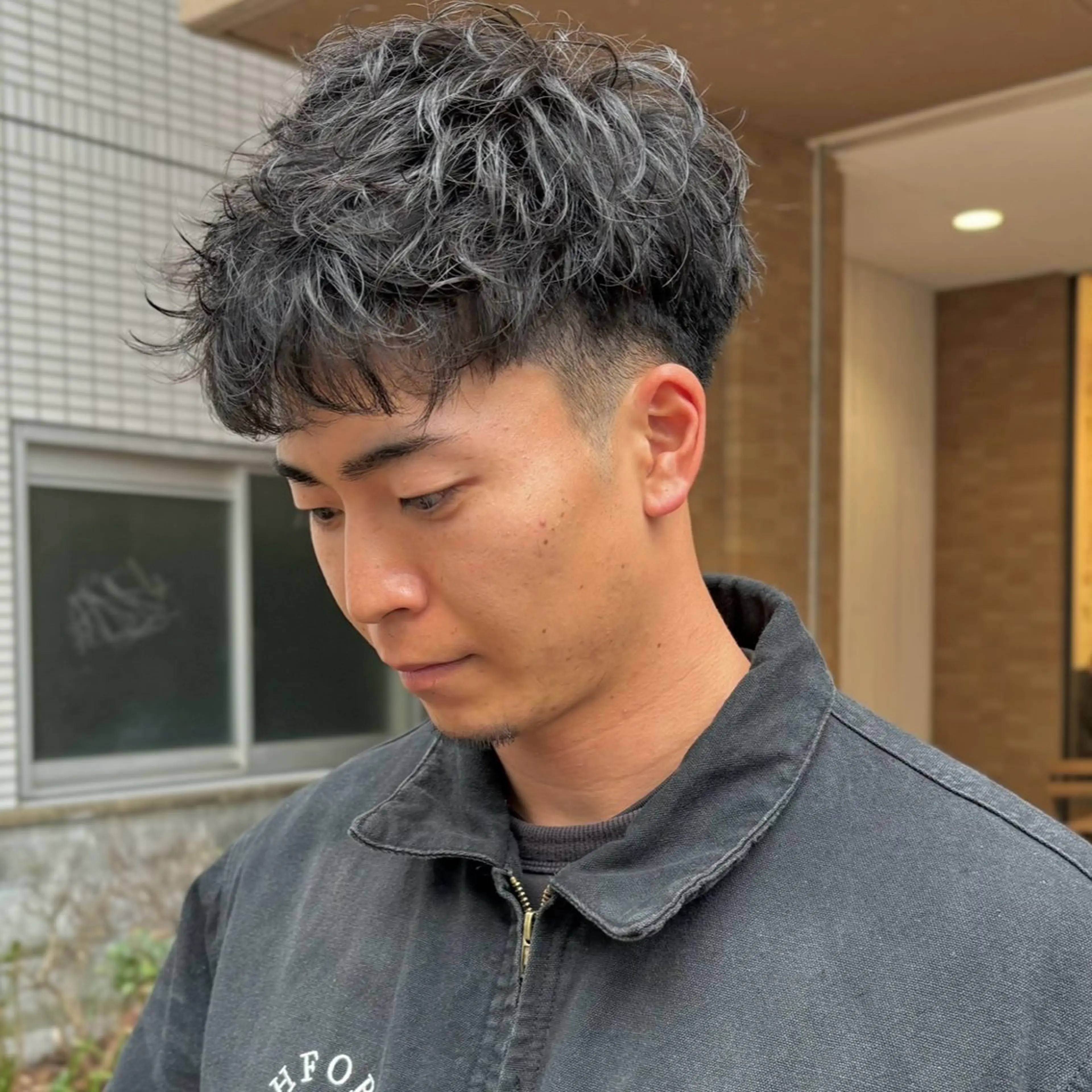 メンズ フェードカット フェザーパーマ メンズハイトーン メンズパーマ メンズショート 【メンズショート 特化】村斎　伶次のヘアスタイル